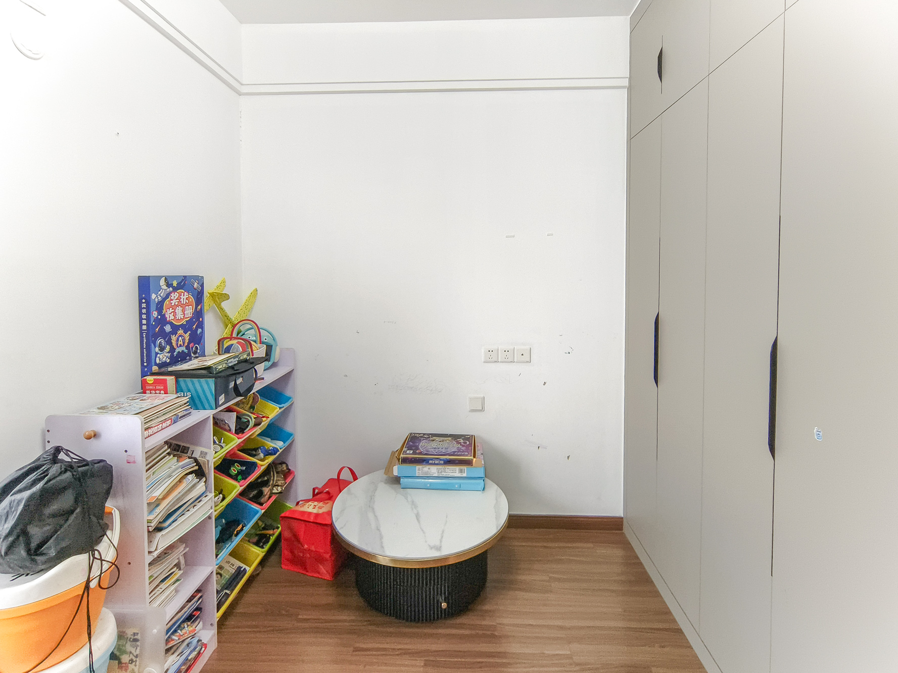 保利香槟国际  5室2厅2卫    116.0万 保利香槟国际  5室2厅2卫    116.0万卧室