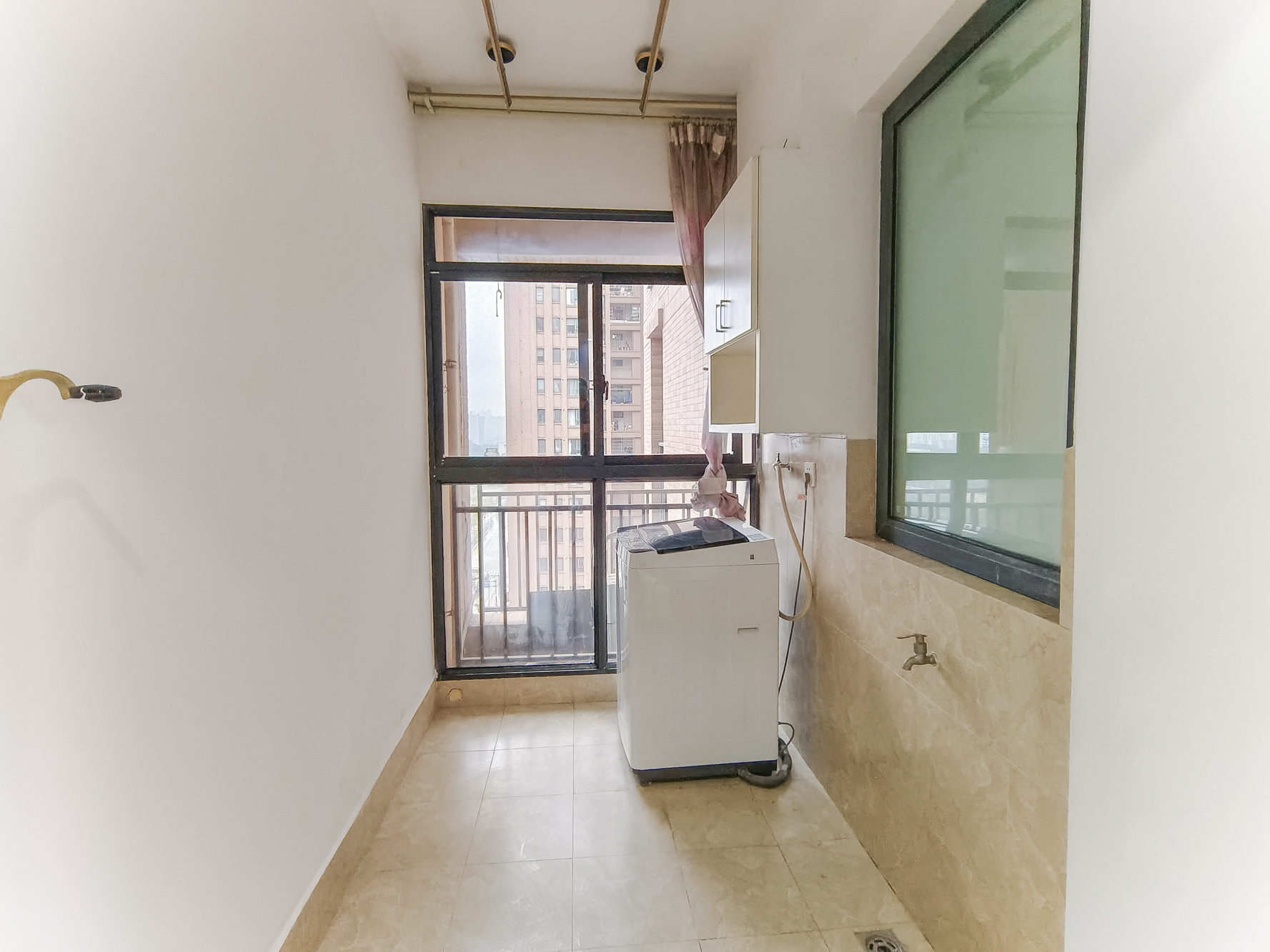 三一街区  3室2厅1卫   55.00万阳台