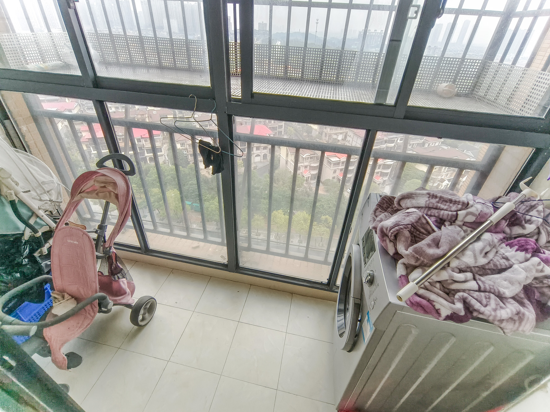三一街区  3室2厅2卫   83.00万阳台