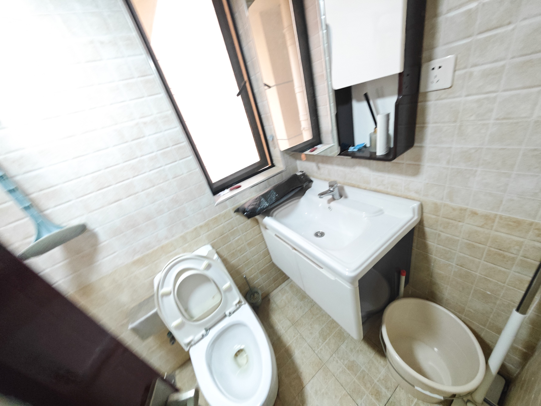 保利城(中航城国际社区、郡原美村) 4室2厅2卫 69.8万 保利城(中航城国际社区、郡原美村) 4室2厅2卫 69.8万卫生间