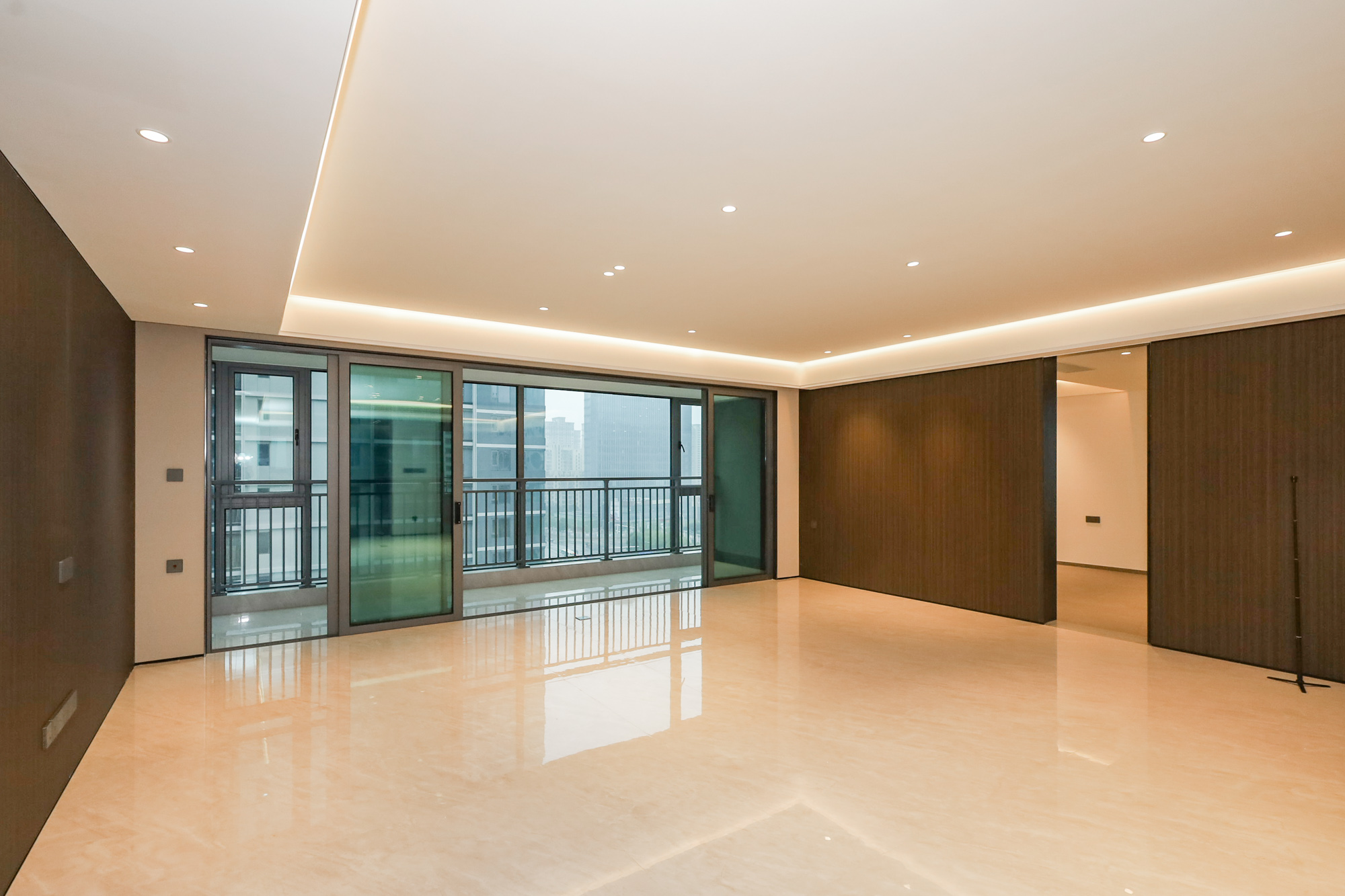 招商蛇口滨江境  4室2厅2卫    360.0万 招商蛇口滨江境  4室2厅2卫    360.0万客厅