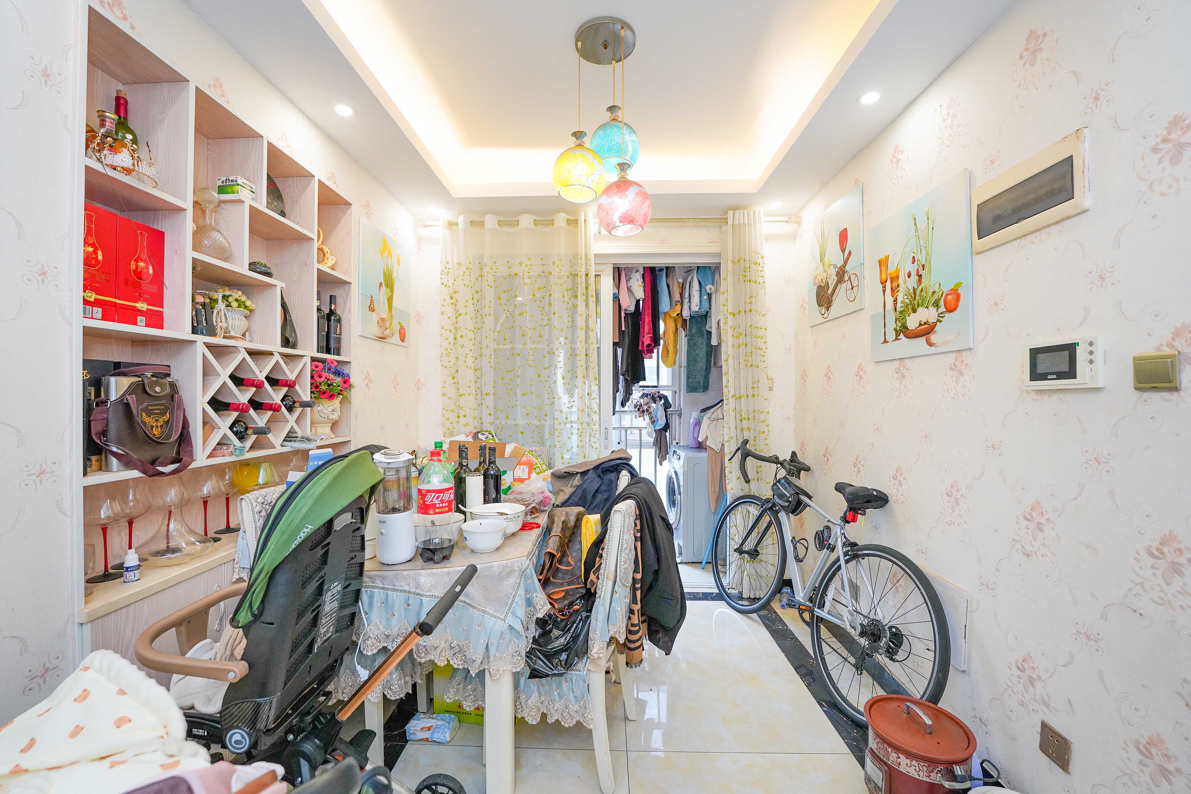 丽发新城  3室2厅1卫    79.8万客厅