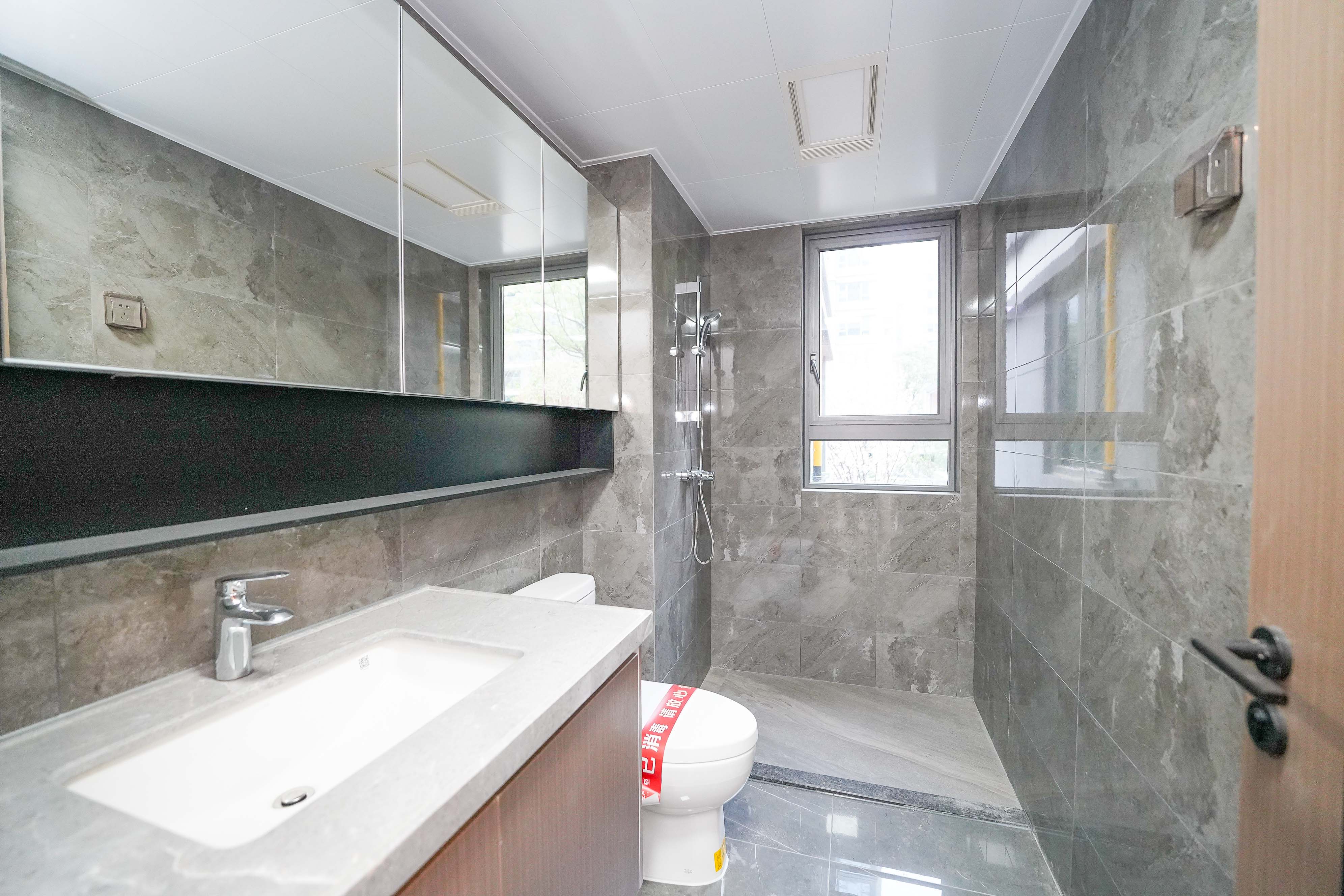 中海寰宇天下 5室2厅2卫 158.8万 中海寰宇天下 5室2厅2卫 158.8万卫生间