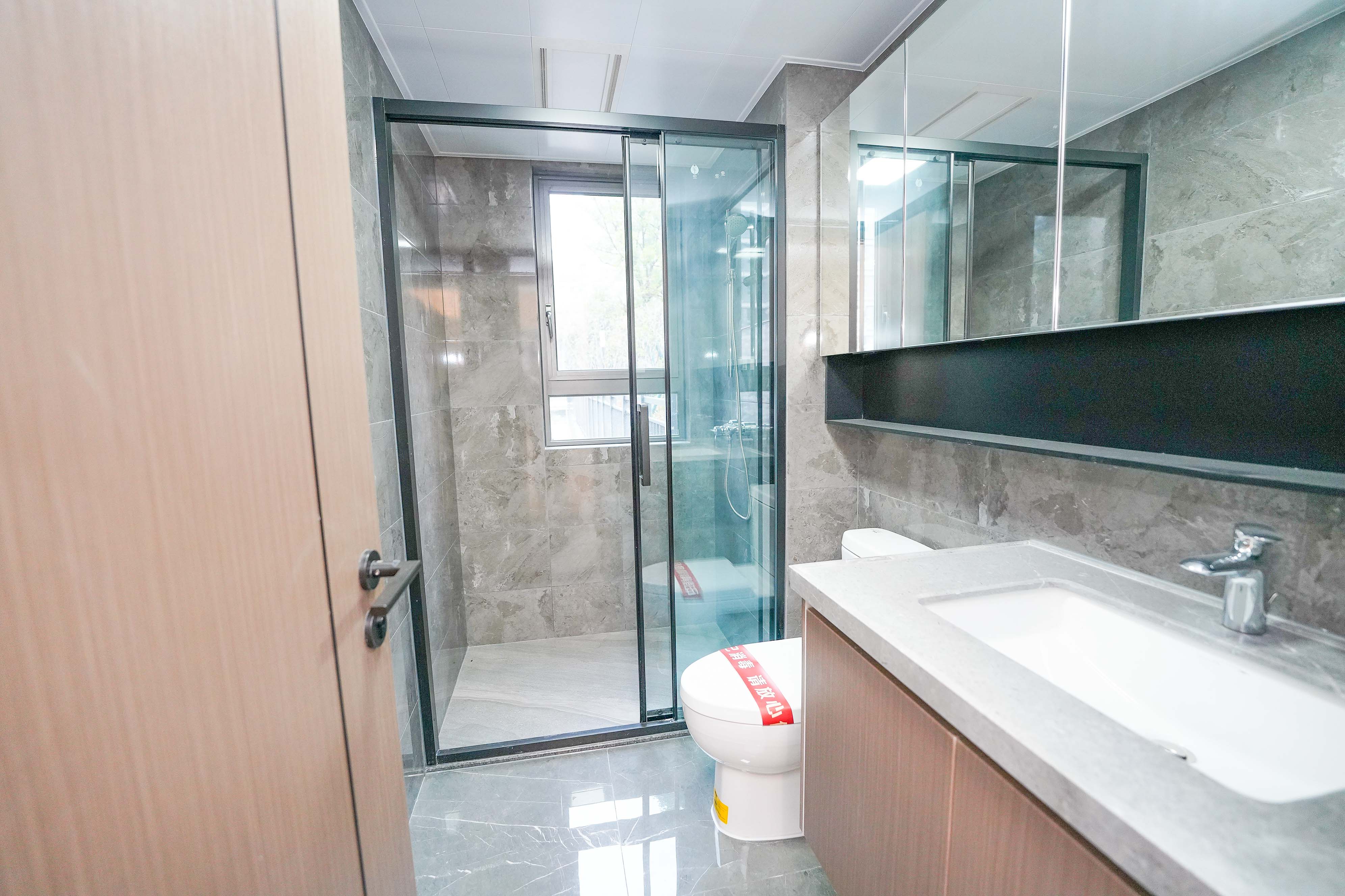 中海寰宇天下 5室2厅2卫 158.8万 中海寰宇天下 5室2厅2卫 158.8万卫生间