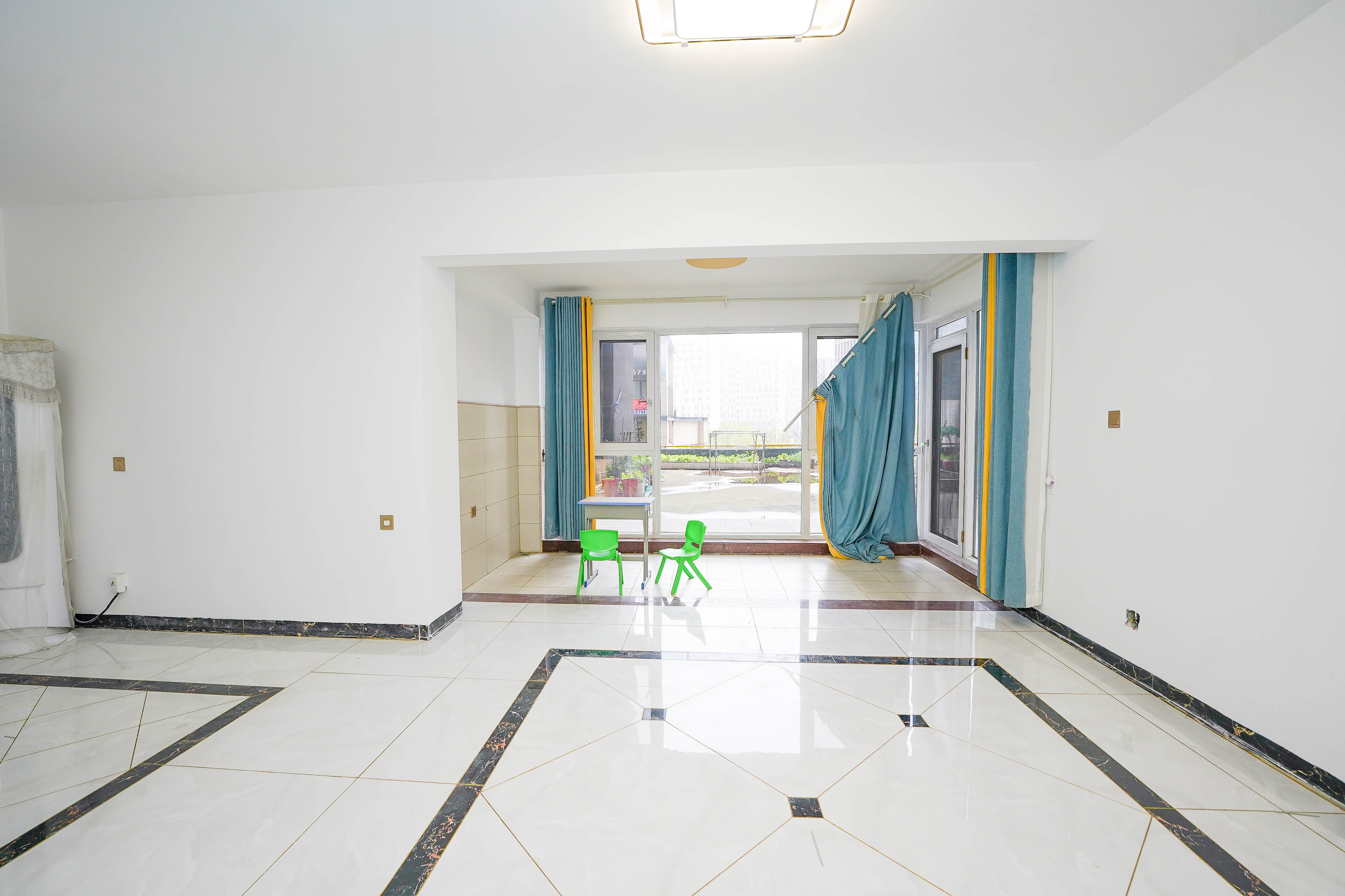 汇金城/嘉华城(二期、三期) 4室2厅2卫 138.0万 汇金城/嘉华城(二期、三期) 4室2厅2卫 138.0万客厅