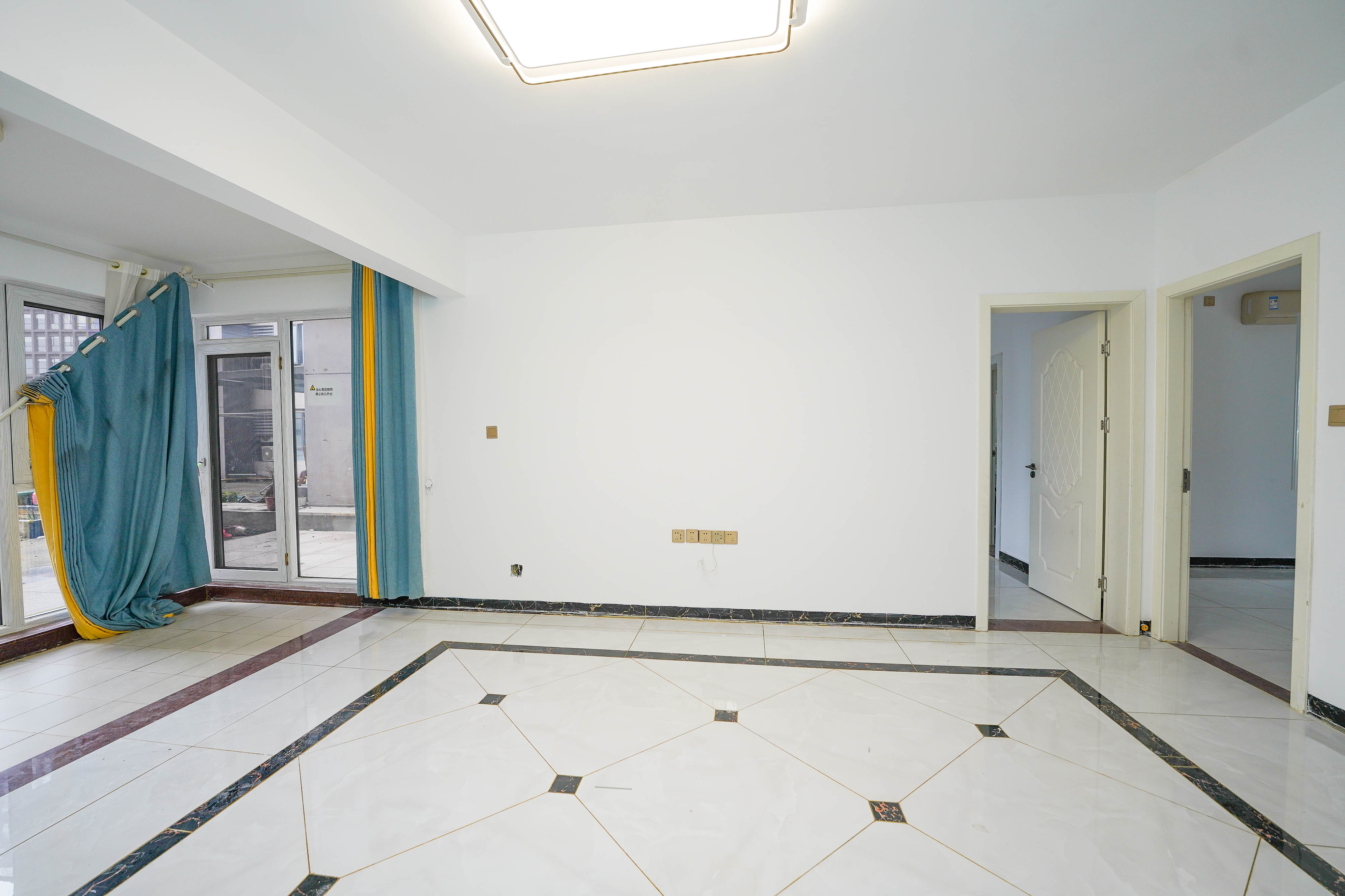 汇金城/嘉华城(二期、三期) 4室2厅2卫 138.0万 汇金城/嘉华城(二期、三期) 4室2厅2卫 138.0万客厅