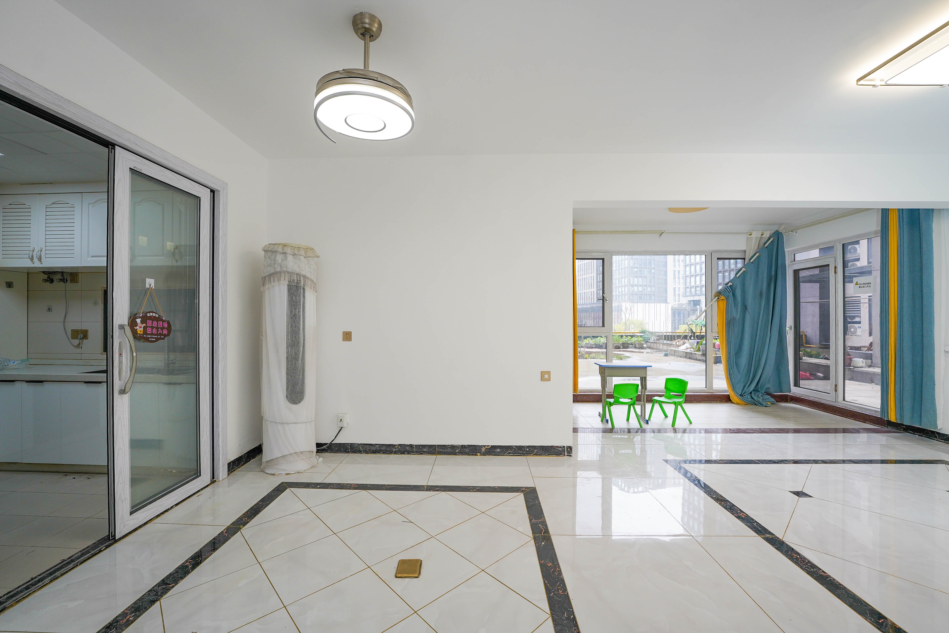 汇金城/嘉华城(二期、三期) 4室2厅2卫 138.0万 汇金城/嘉华城(二期、三期) 4室2厅2卫 138.0万客厅