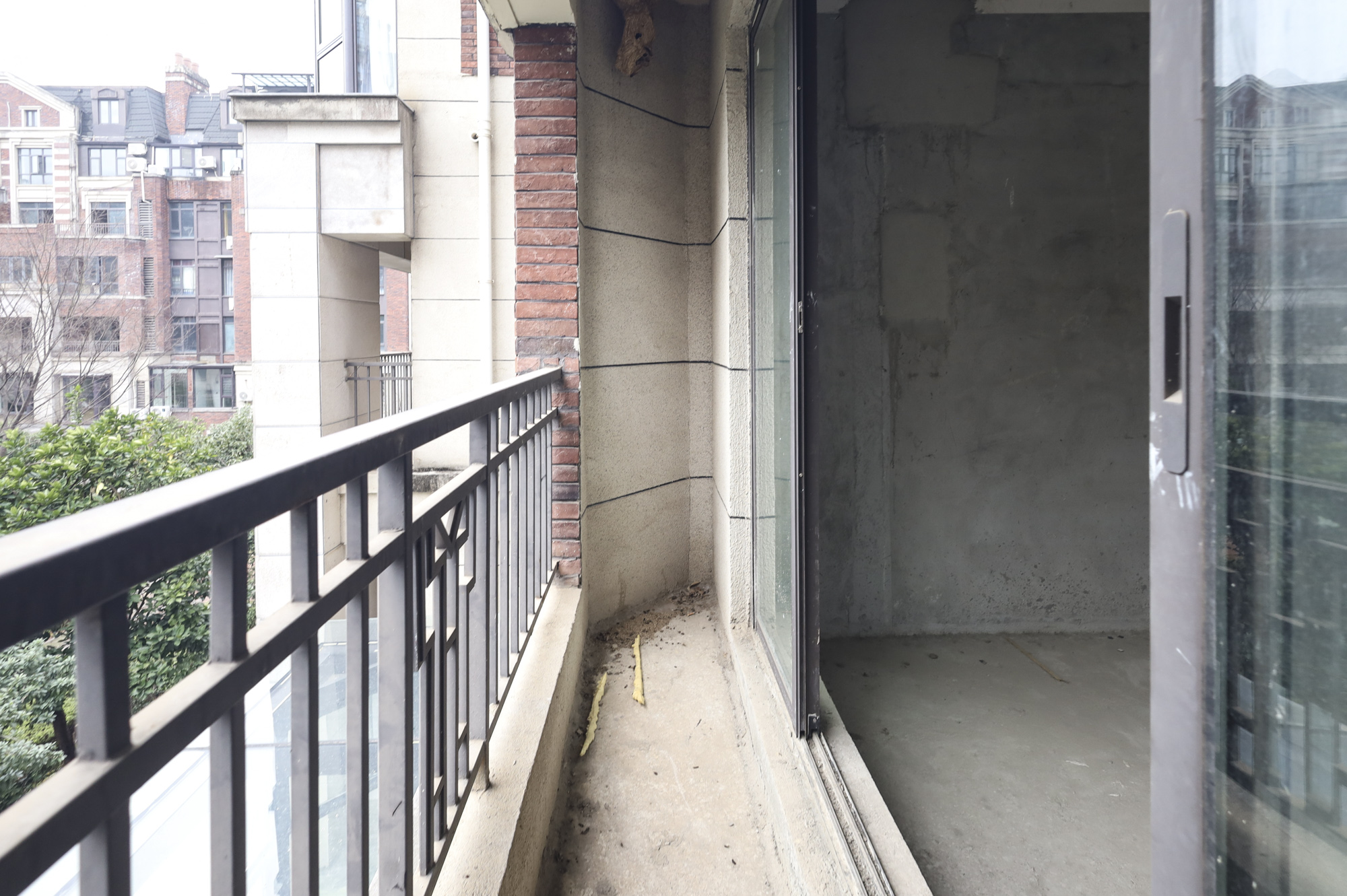 绿地海外滩一期  4室2厅2卫   152.00万阳台