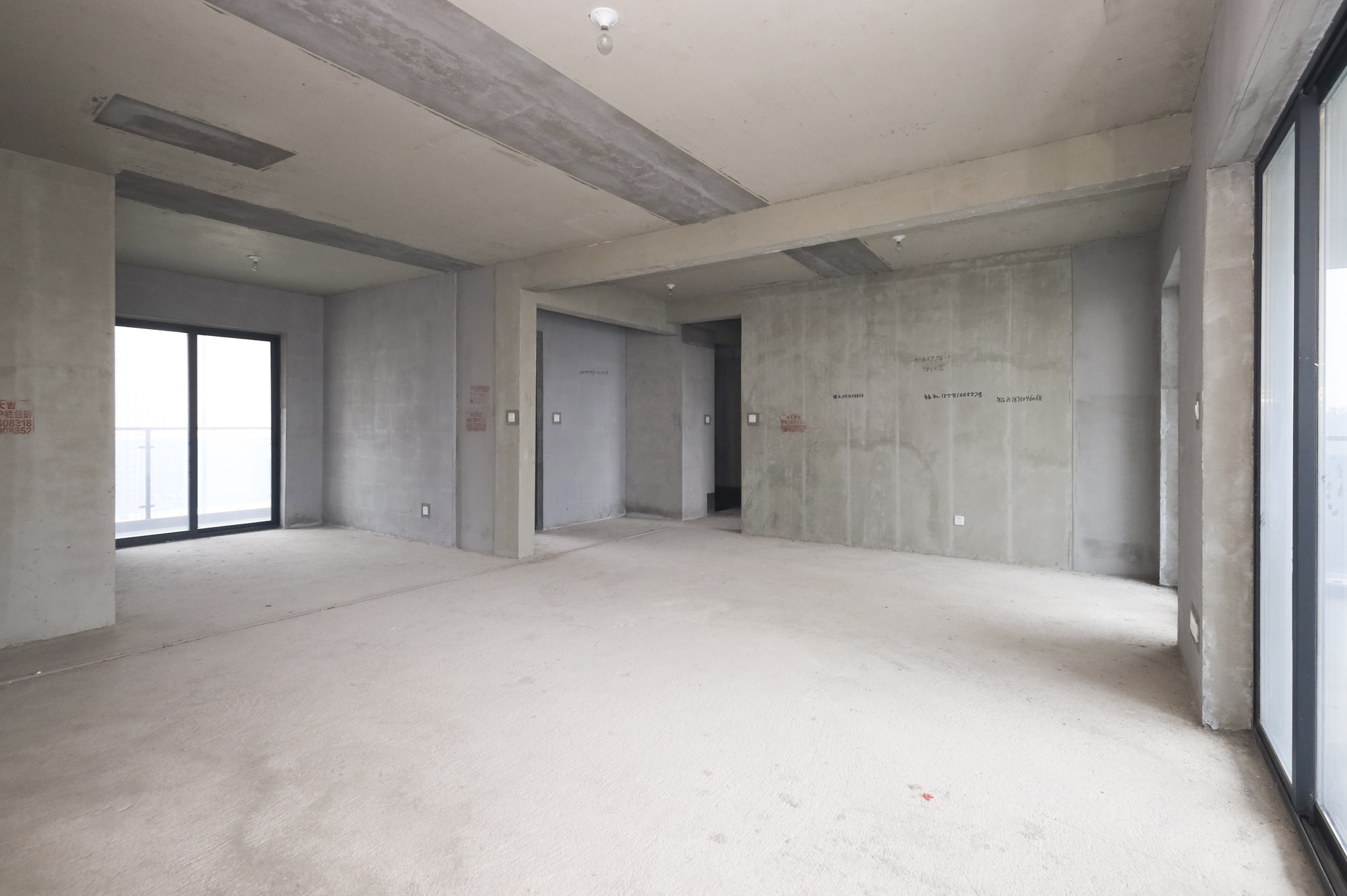 地铁中建江山玖樾  4室2厅2卫   198.00万客厅