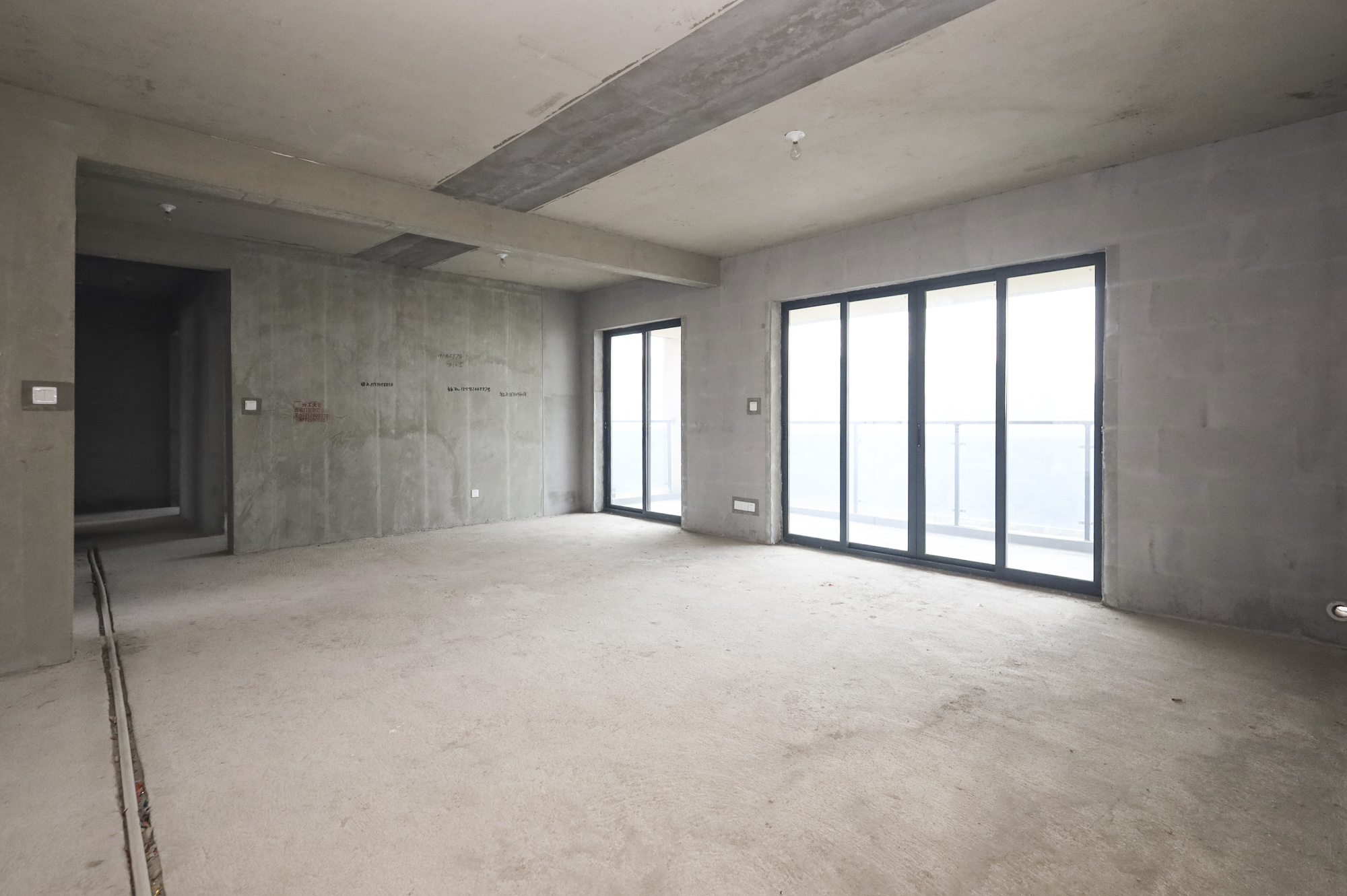 地铁中建江山玖樾  4室2厅2卫   198.00万客厅