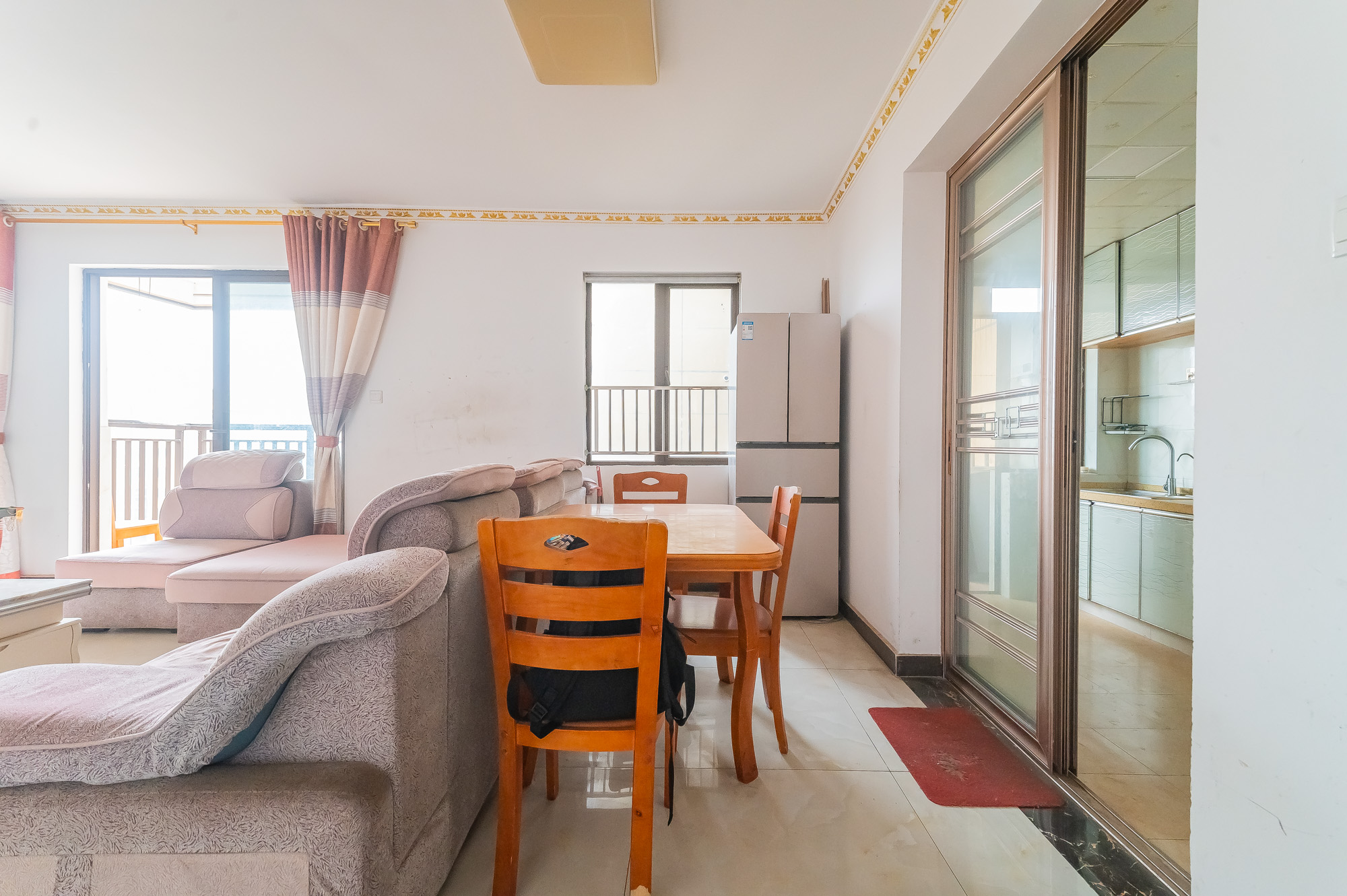 华润置地广场一期 3室2厅2卫 90.0万 华润置地广场一期 3室2厅2卫 90.0万客厅