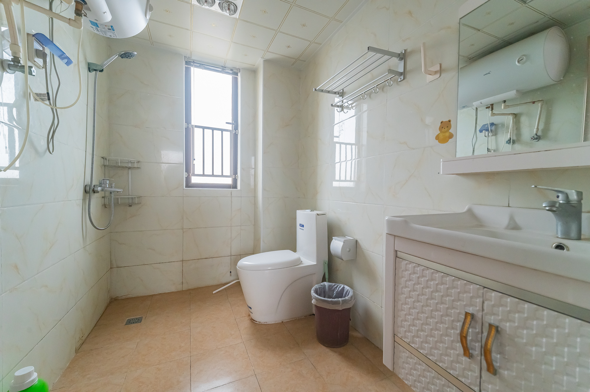 华润置地广场一期 3室2厅2卫 90.0万 华润置地广场一期 3室2厅2卫 90.0万卫生间