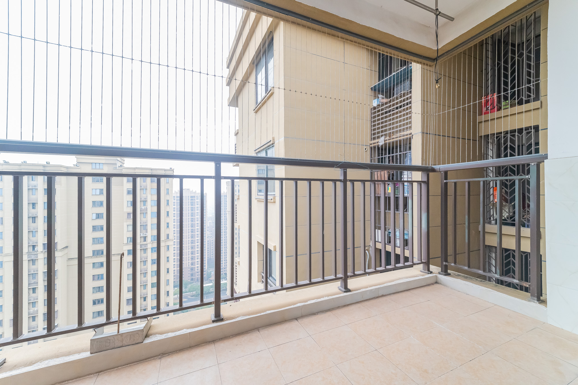 华润置地广场一期 3室2厅2卫 90.0万 华润置地广场一期 3室2厅2卫 90.0万阳台