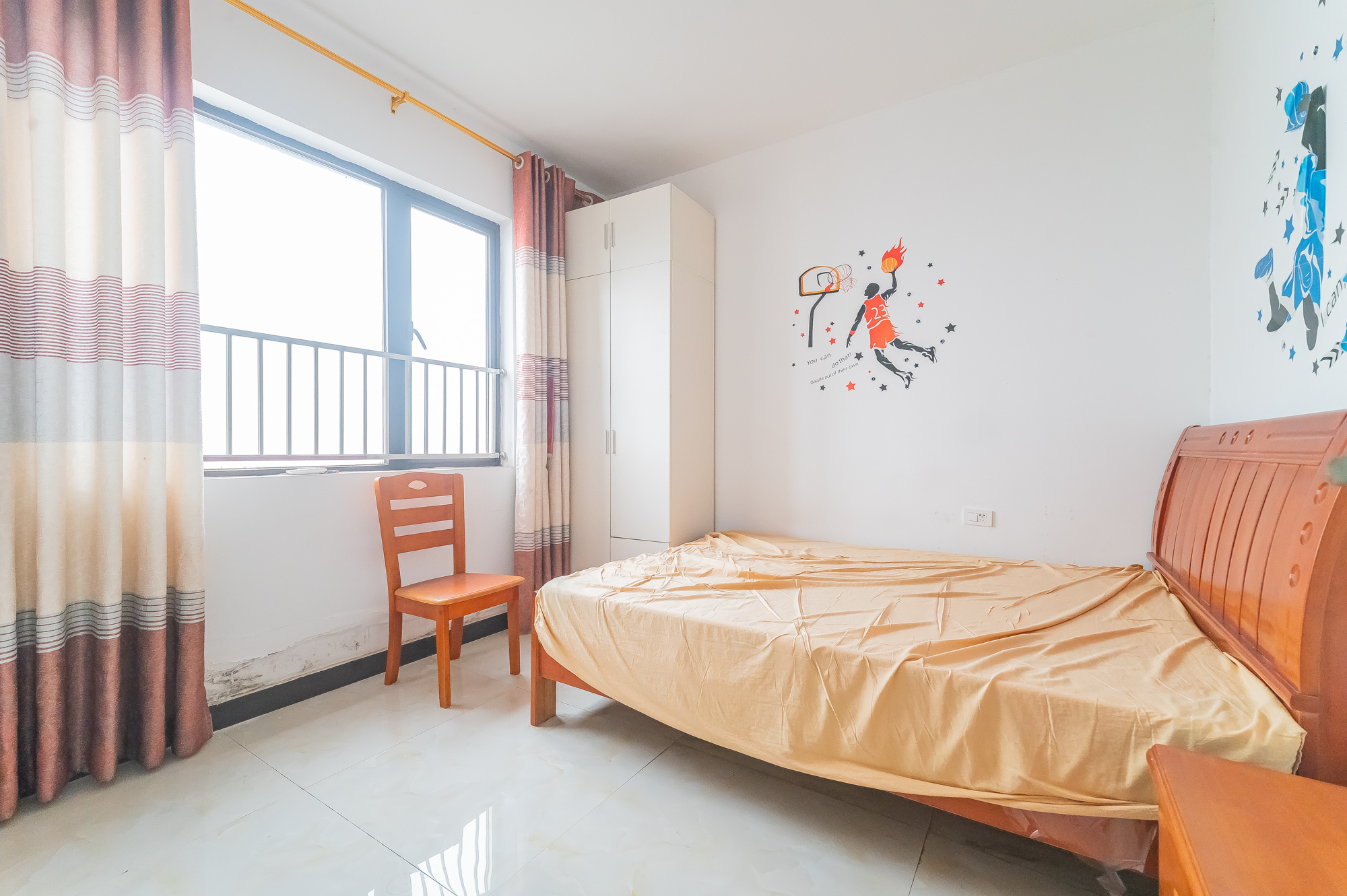 华润置地广场一期 3室2厅2卫 90.0万 华润置地广场一期 3室2厅2卫 90.0万卧室