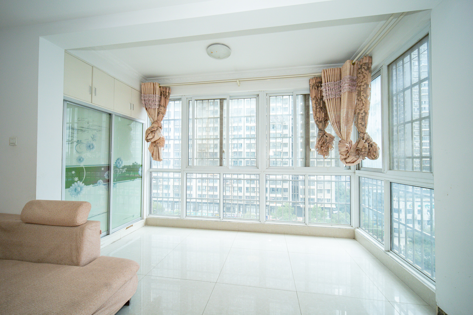 楚天世纪城东苑 1室2厅1卫 74.8万 楚天世纪城东苑 1室2厅1卫 74.8万阳台