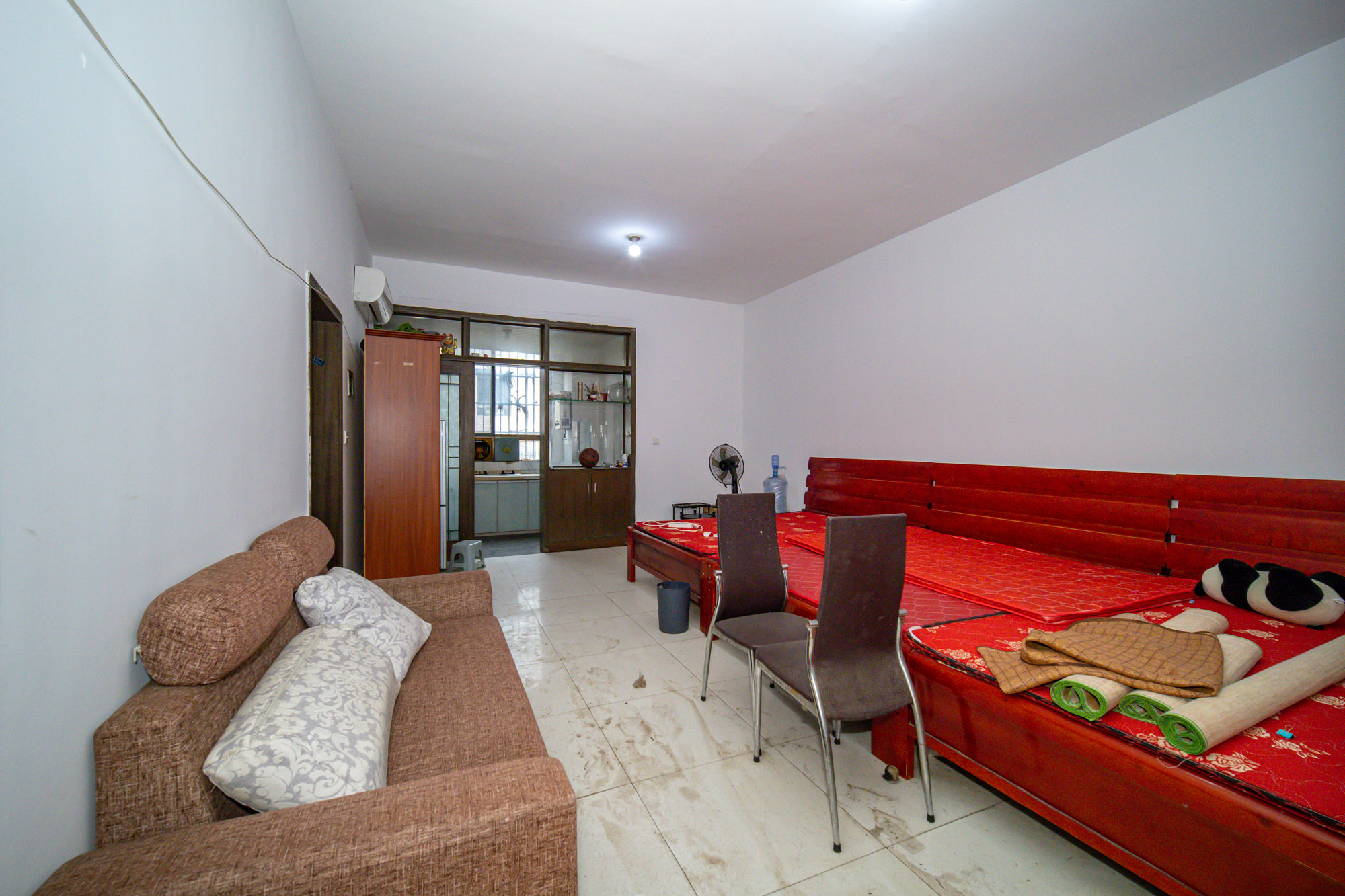 板桥小区 14室6厅10卫 165.0万 板桥小区 14室6厅10卫 165.0万客厅