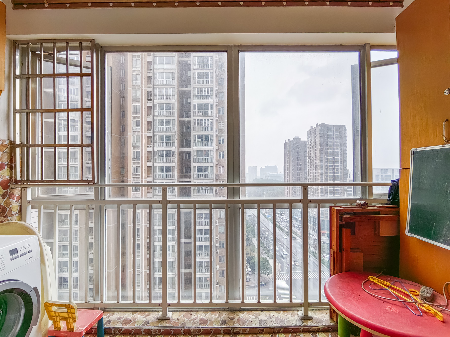 恒广国际景园一二区  2室2厅1卫    52.0万 恒广国际景园一二区  2室2厅1卫    52.0万阳台