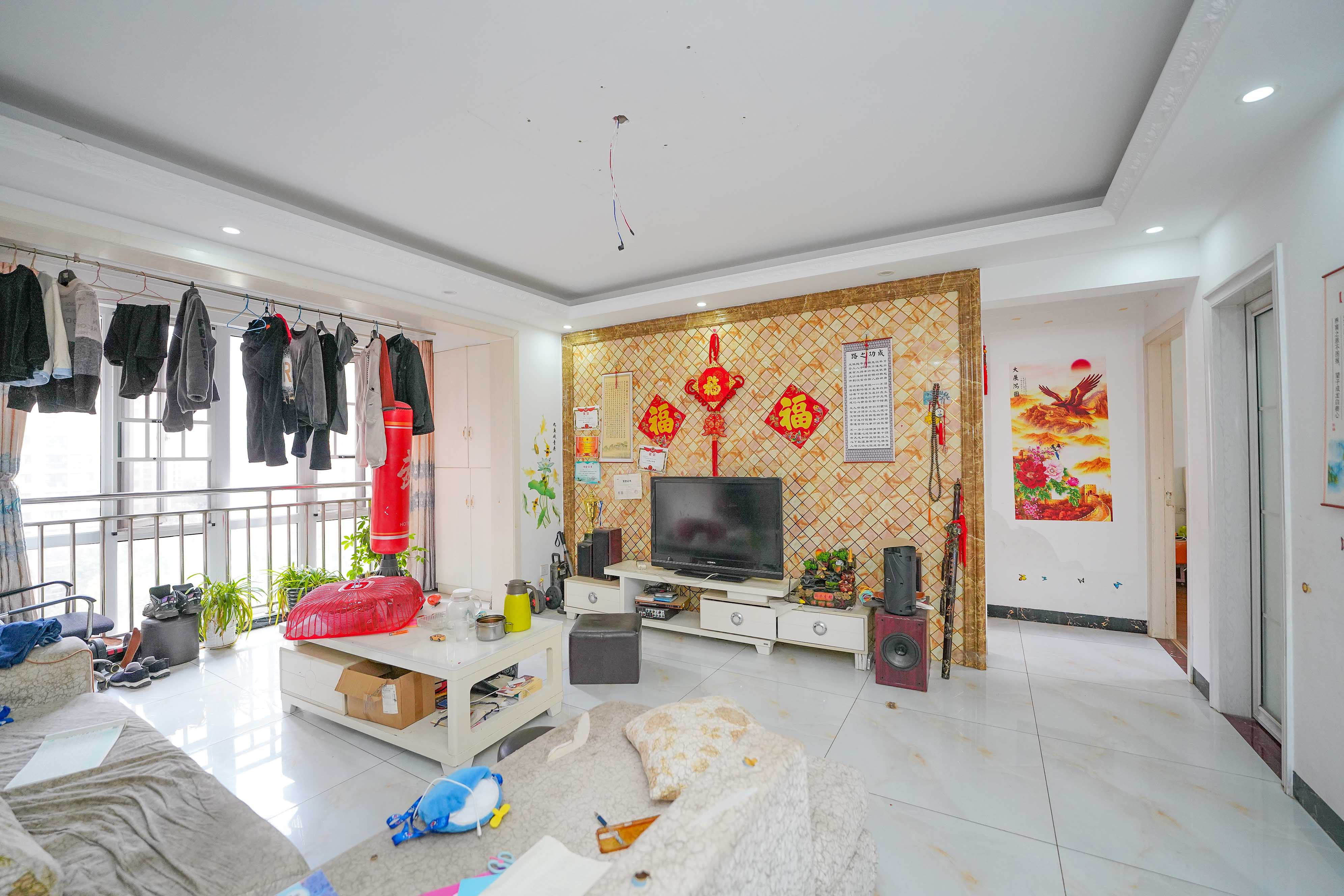 丽发新城  3室2厅2卫   80.00万客厅