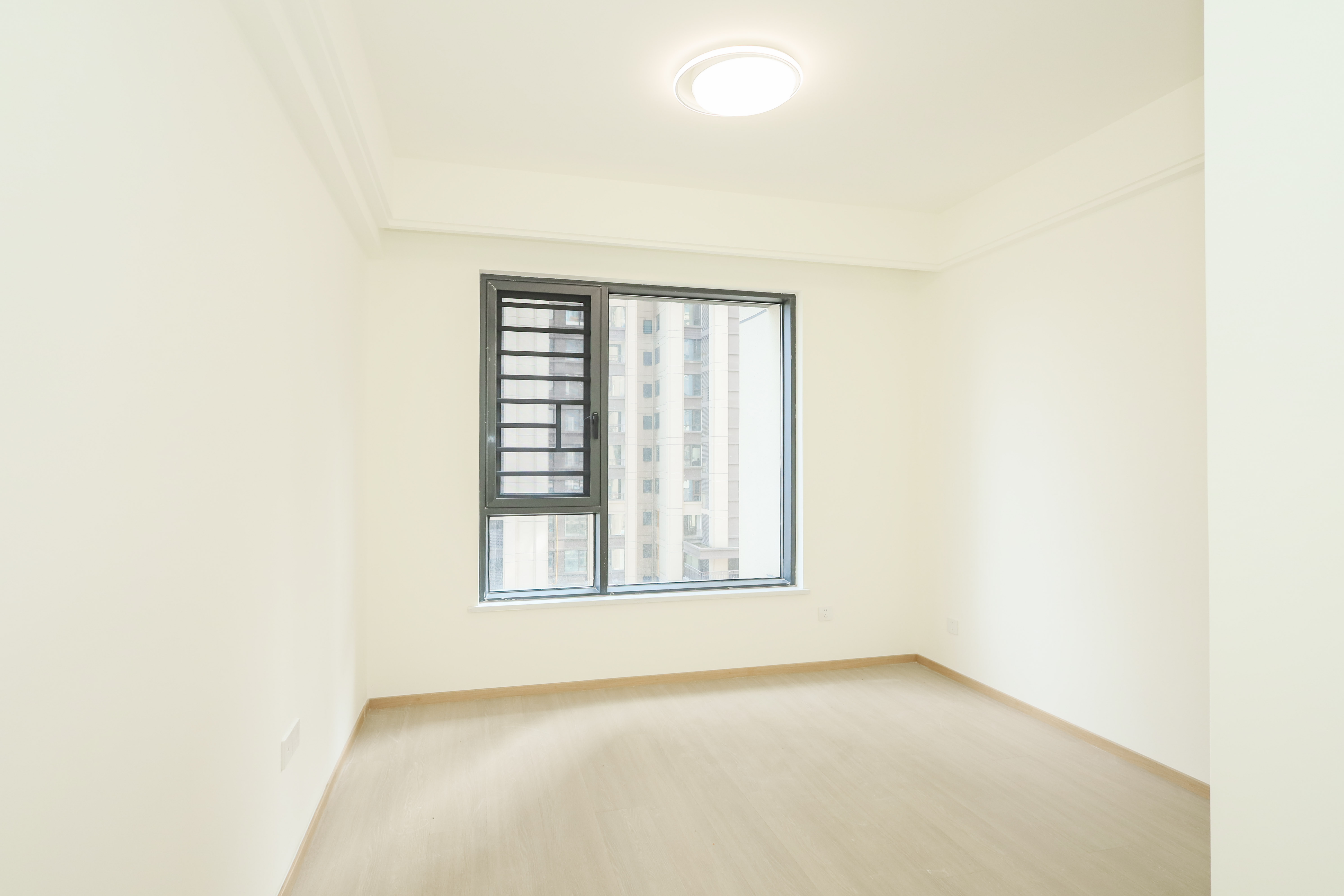 建发央著  4室2厅2卫   239.00万卧室