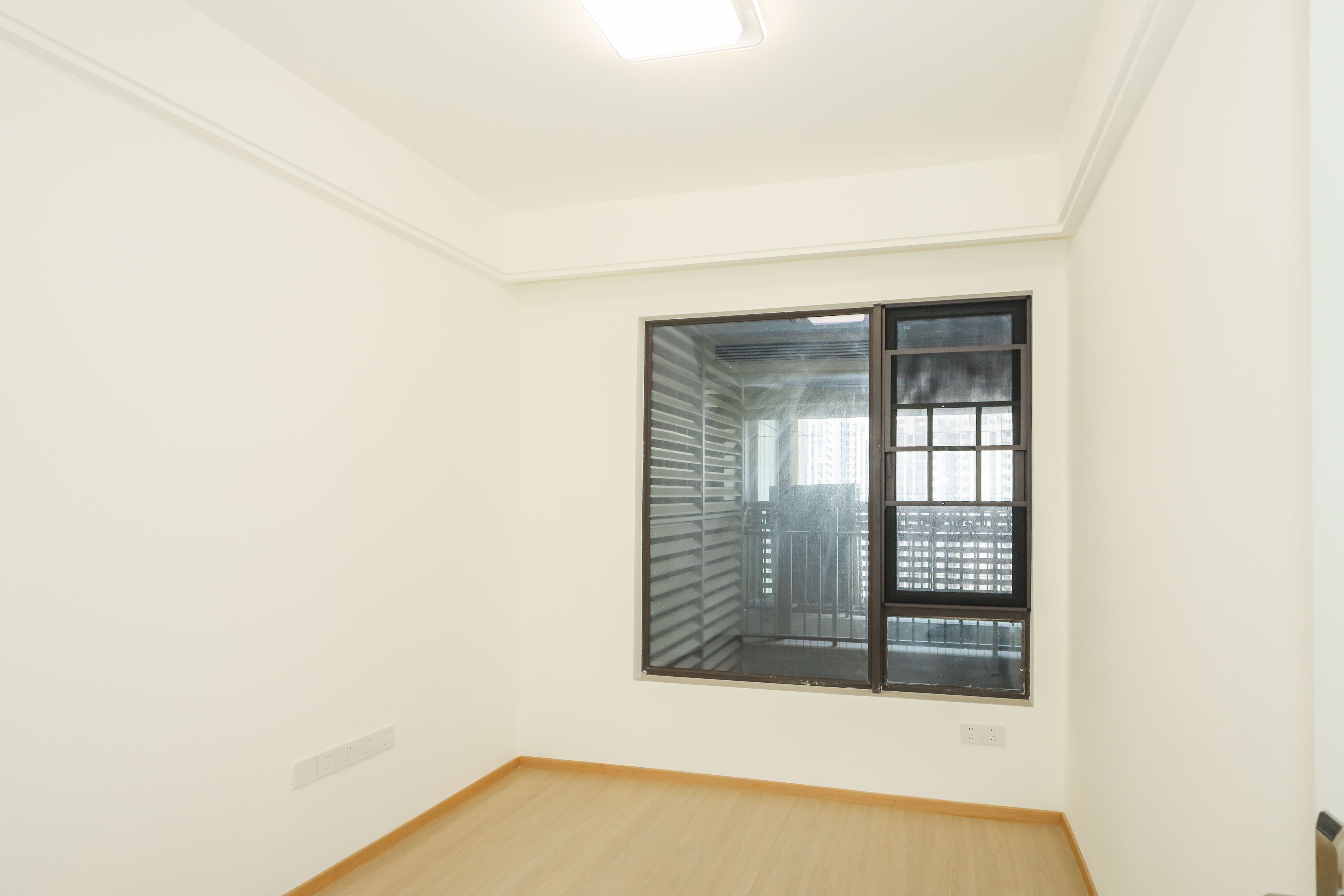建发央著  4室2厅2卫   239.00万卧室