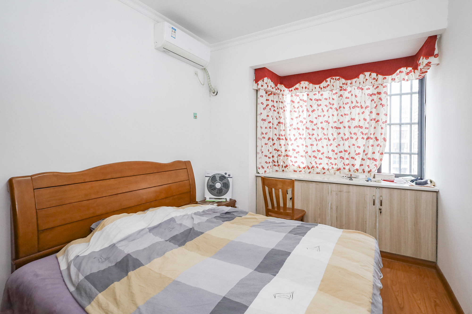 八方小区C区 3室2厅2卫 370.0万 八方小区C区 3室2厅2卫 370.0万卧室