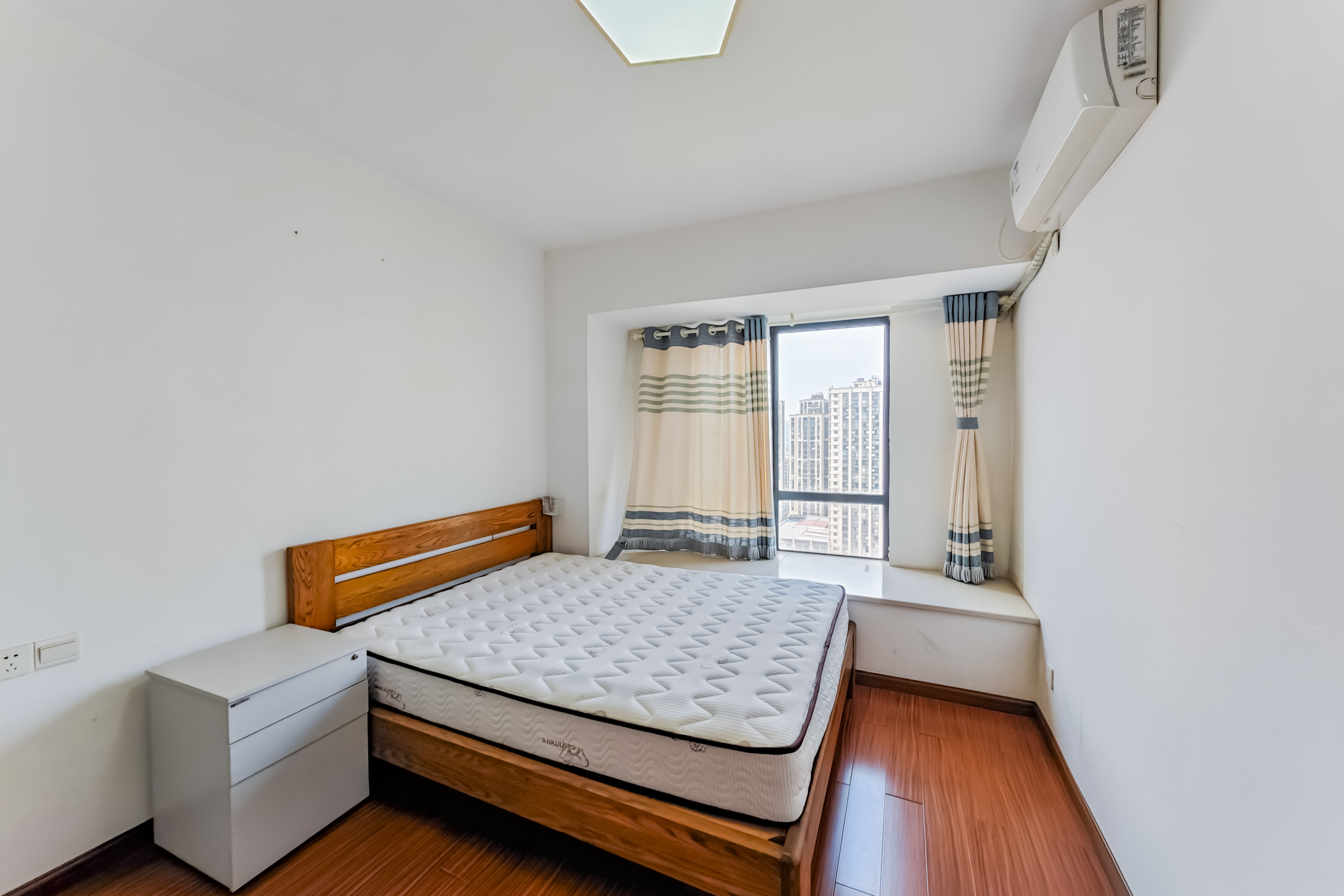 香樟兰亭(朗峰苑)  4室2厅2卫    148.0万 香樟兰亭(朗峰苑)  4室2厅2卫    148.0万卧室