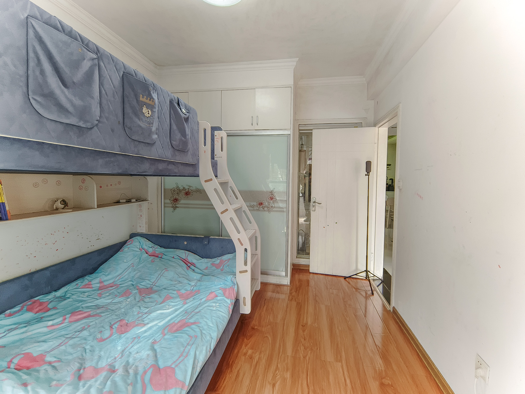 三一街区 3室2厅1卫 52.0万 三一街区 3室2厅1卫 52.0万卧室