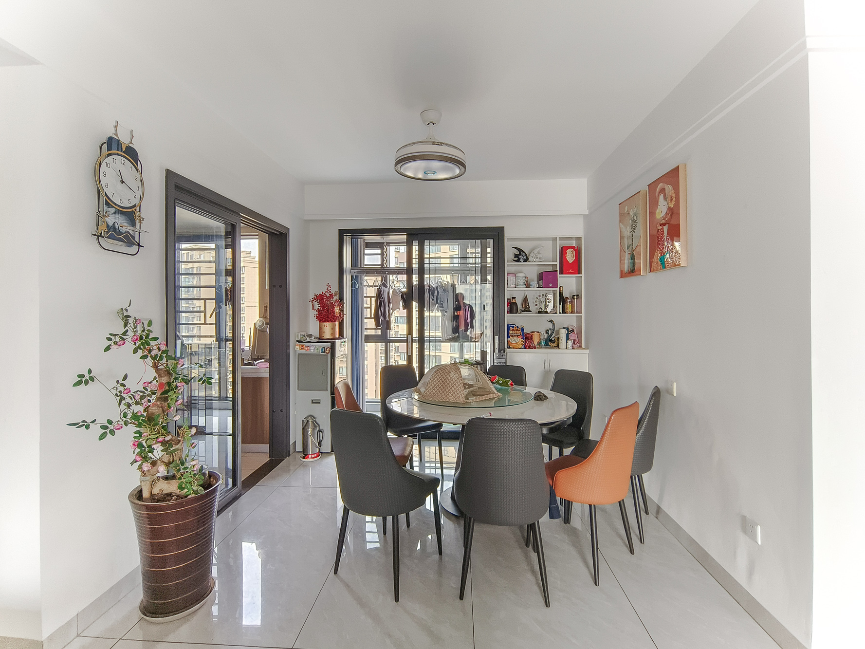 保利香槟国际 5室2厅2卫 124.8万 保利香槟国际 5室2厅2卫 124.8万客厅