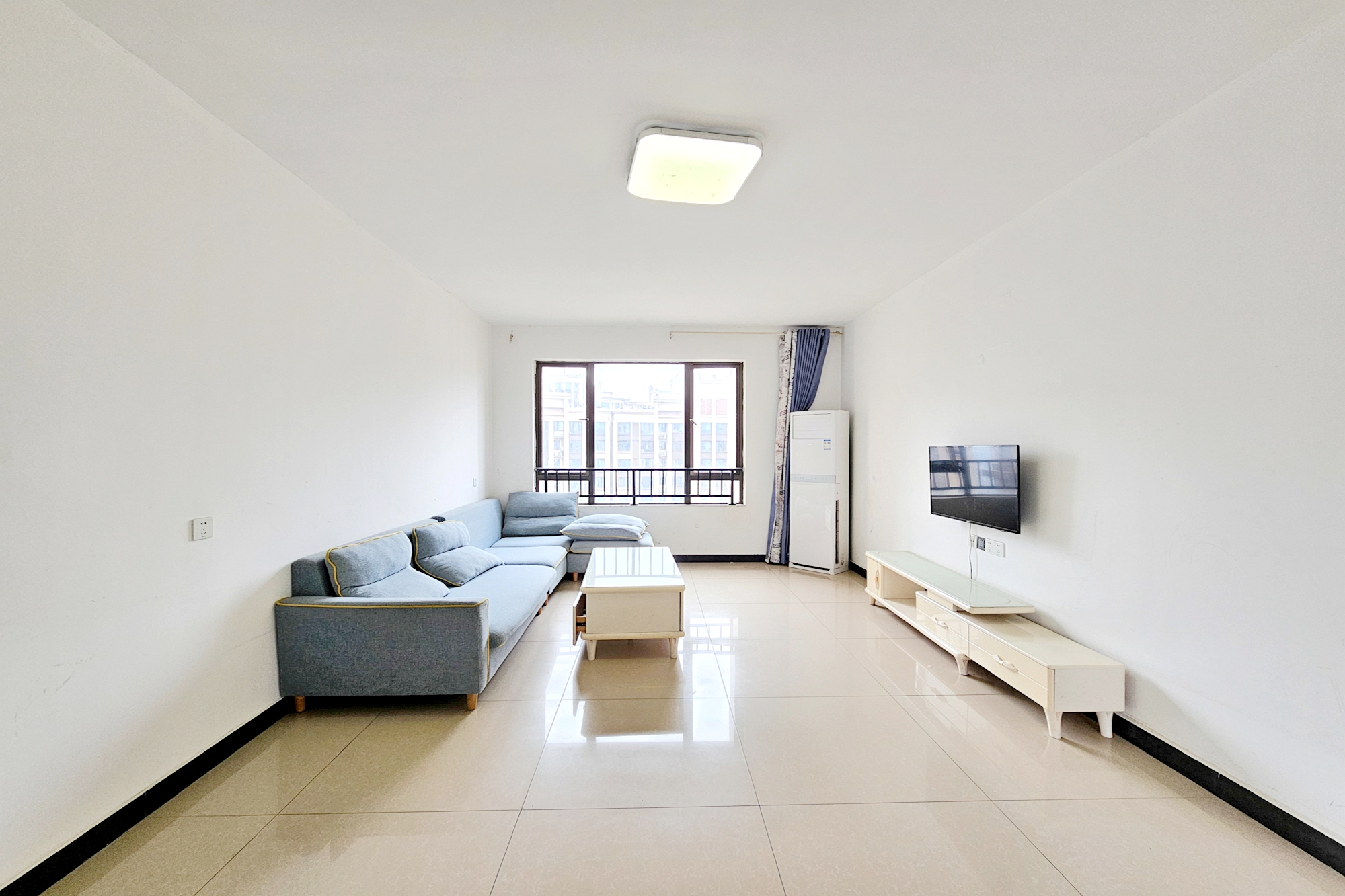 阳光城尚东湾青云苑  4室2厅2卫    81.0万 阳光城尚东湾青云苑  4室2厅2卫    81.0万客厅