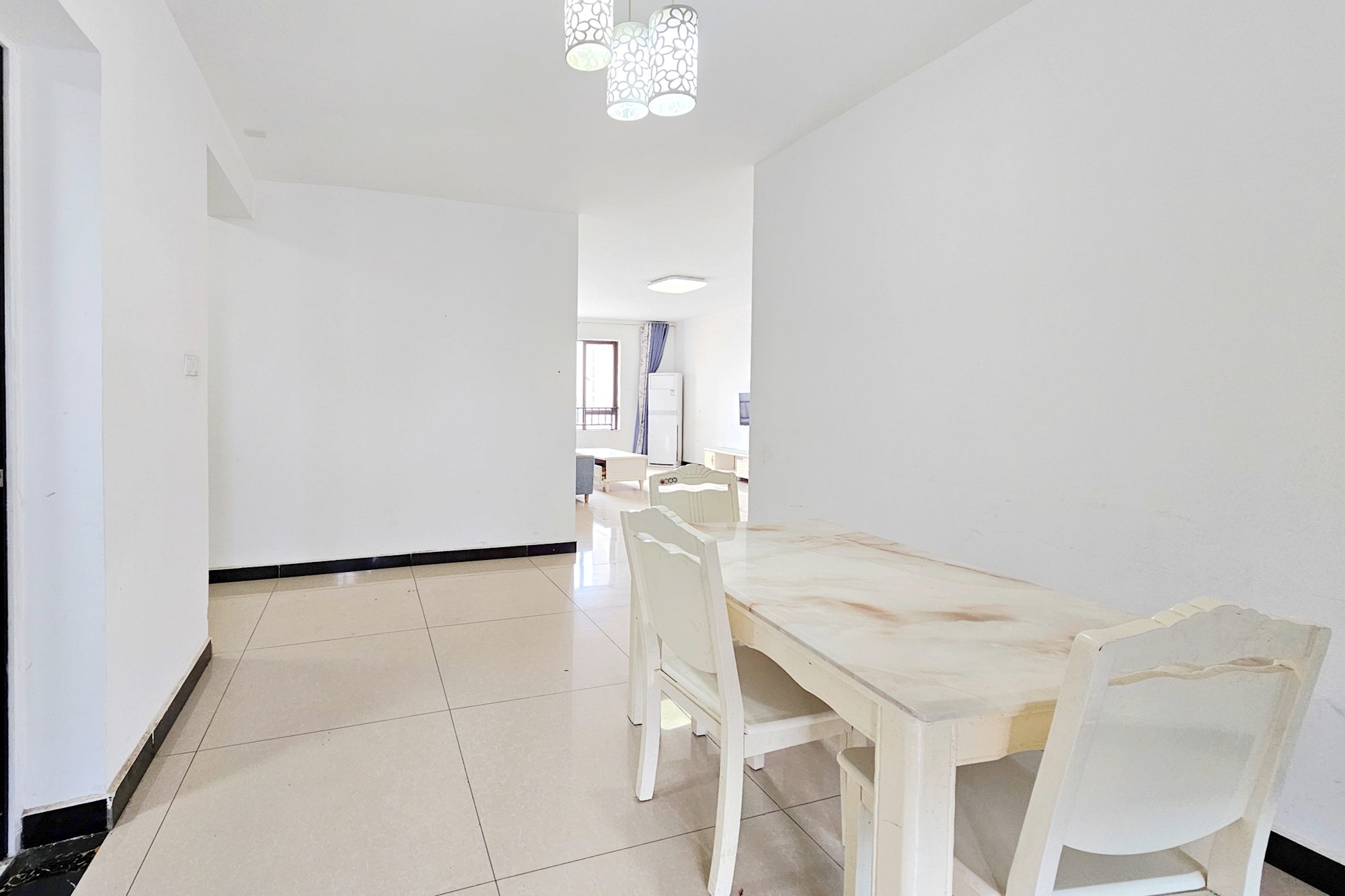 阳光城尚东湾青云苑  4室2厅2卫    81.0万 阳光城尚东湾青云苑  4室2厅2卫    81.0万客厅