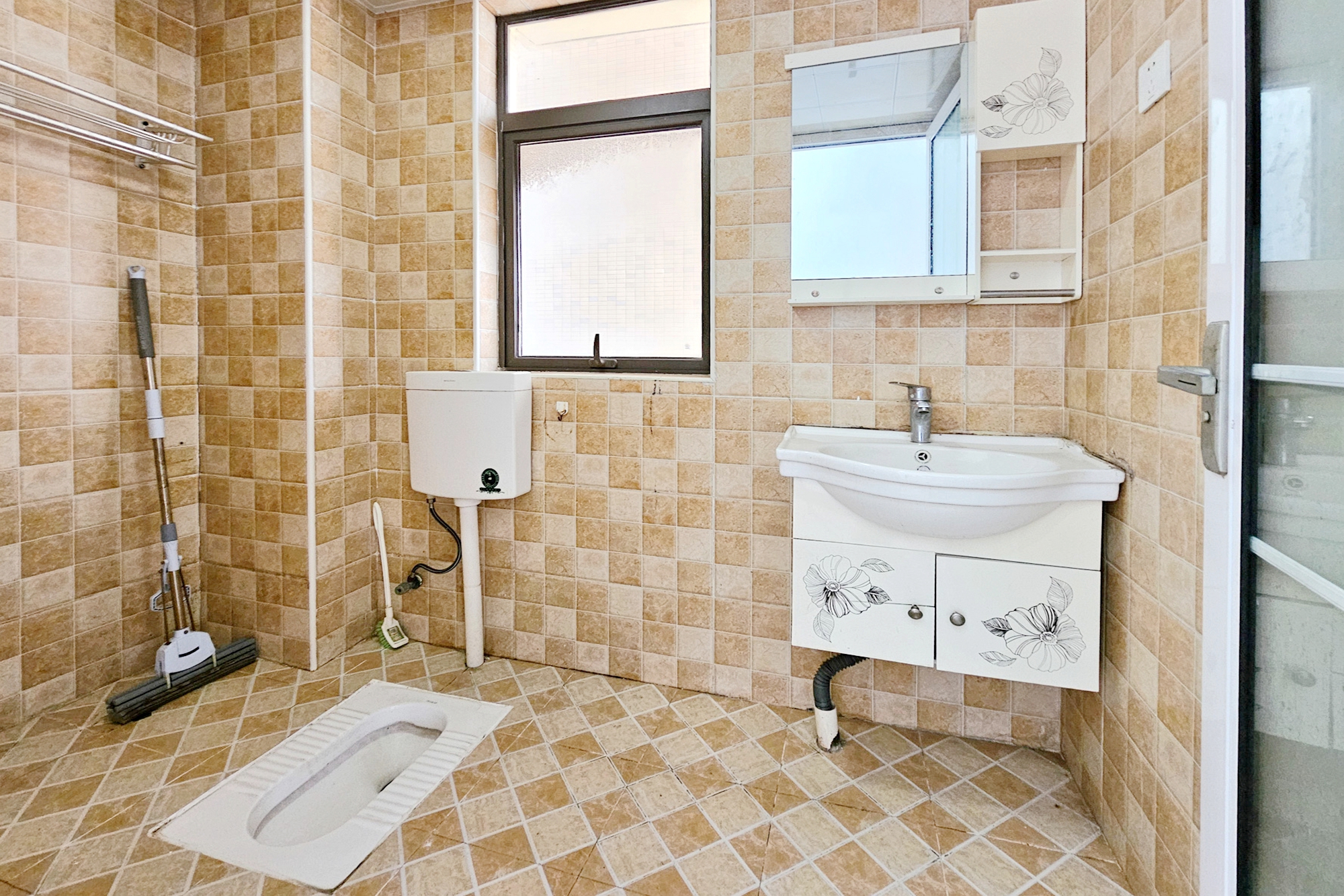 阳光城尚东湾青云苑  4室2厅2卫    81.0万卫生间