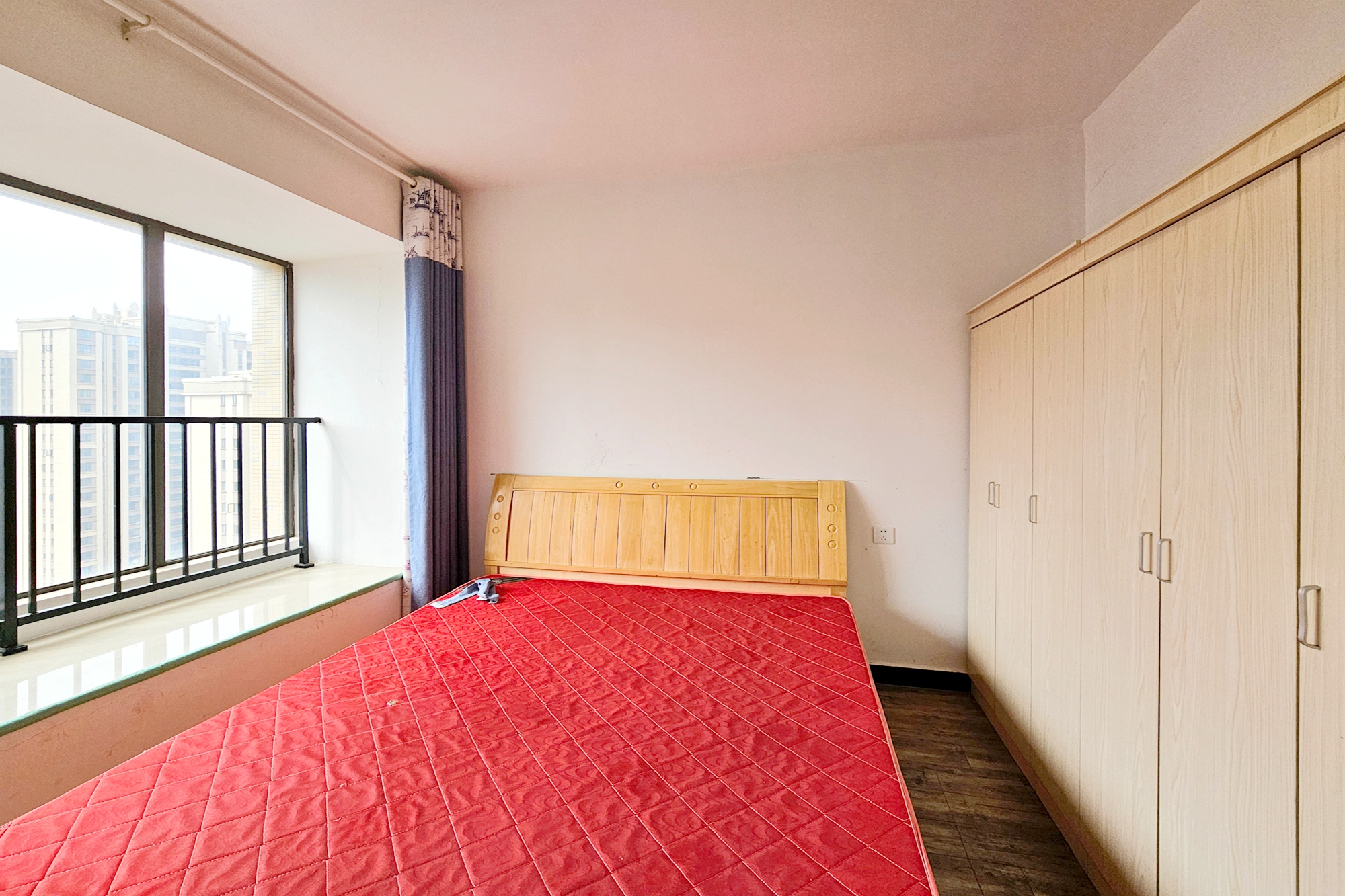 阳光城尚东湾青云苑  4室2厅2卫    81.0万卧室