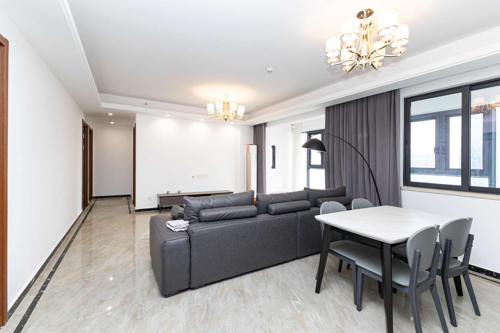 万润滨江天著  4室2厅2卫    144.0万 万润滨江天著  4室2厅2卫    144.0万客厅