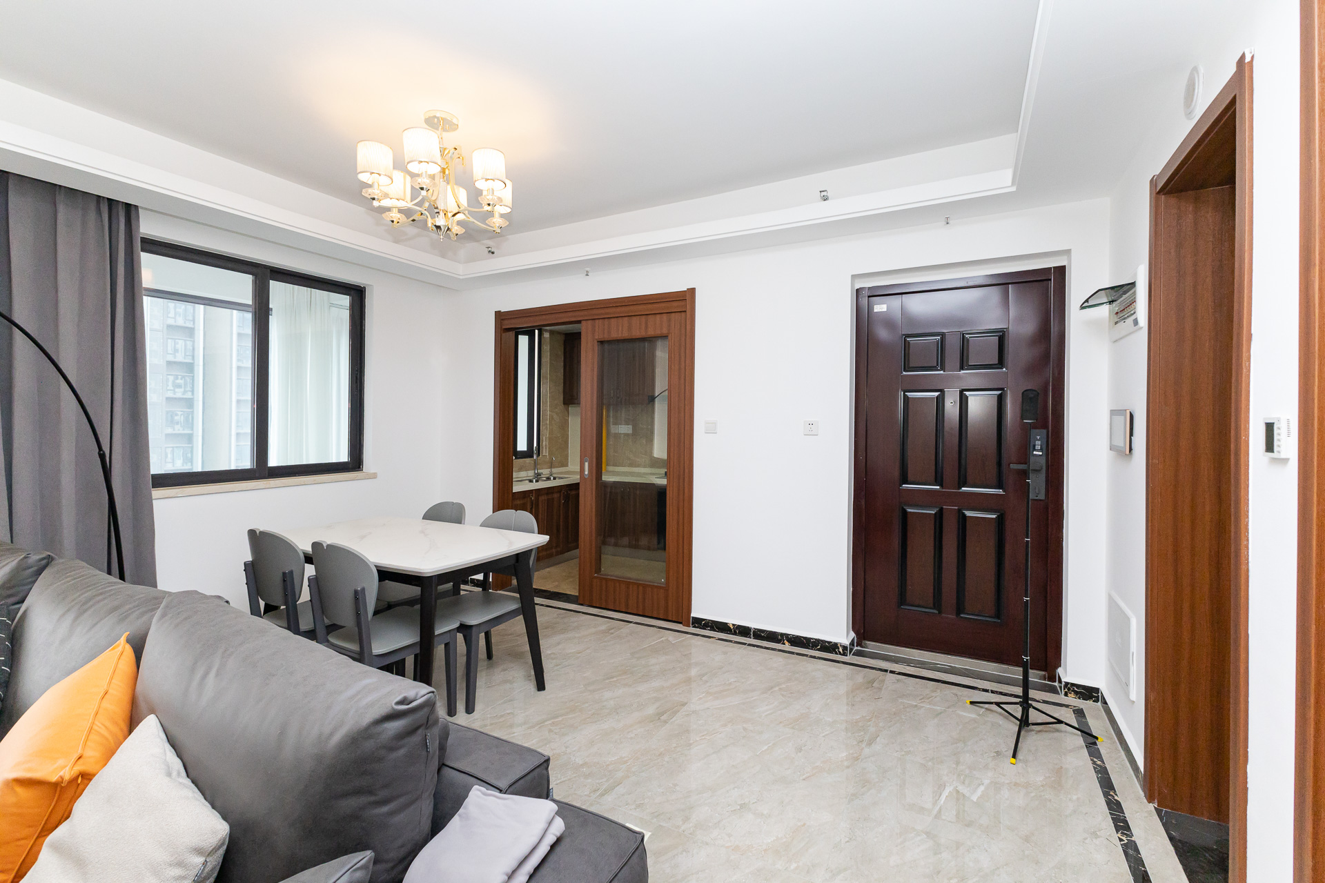 万润滨江天著  4室2厅2卫    144.0万 万润滨江天著  4室2厅2卫    144.0万客厅