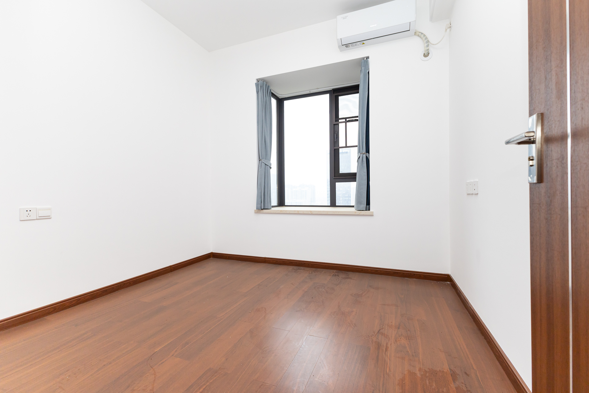 万润滨江天著  4室2厅2卫    144.0万 万润滨江天著  4室2厅2卫    144.0万卧室