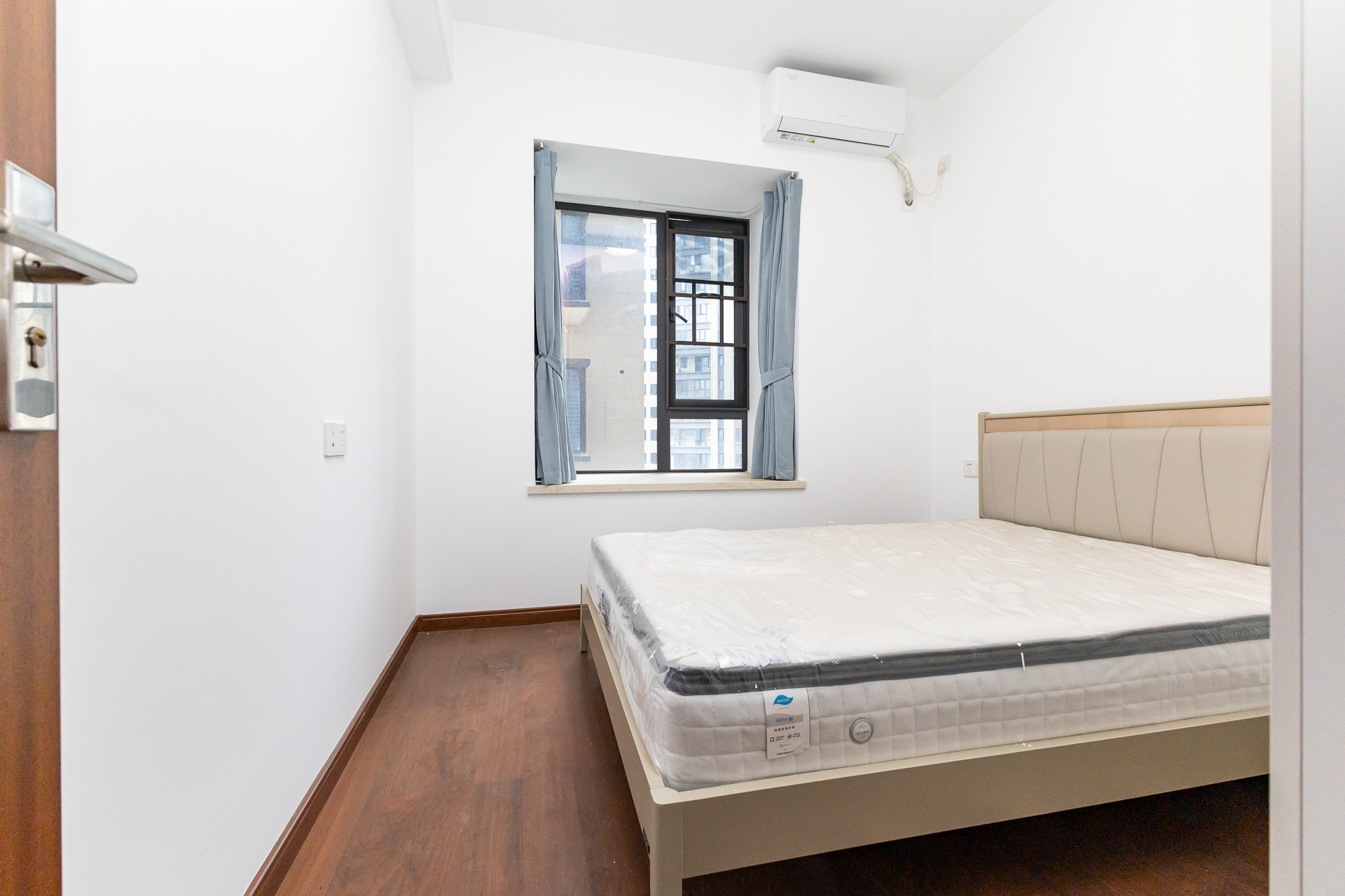 万润滨江天著  4室2厅2卫    144.0万 万润滨江天著  4室2厅2卫    144.0万卧室