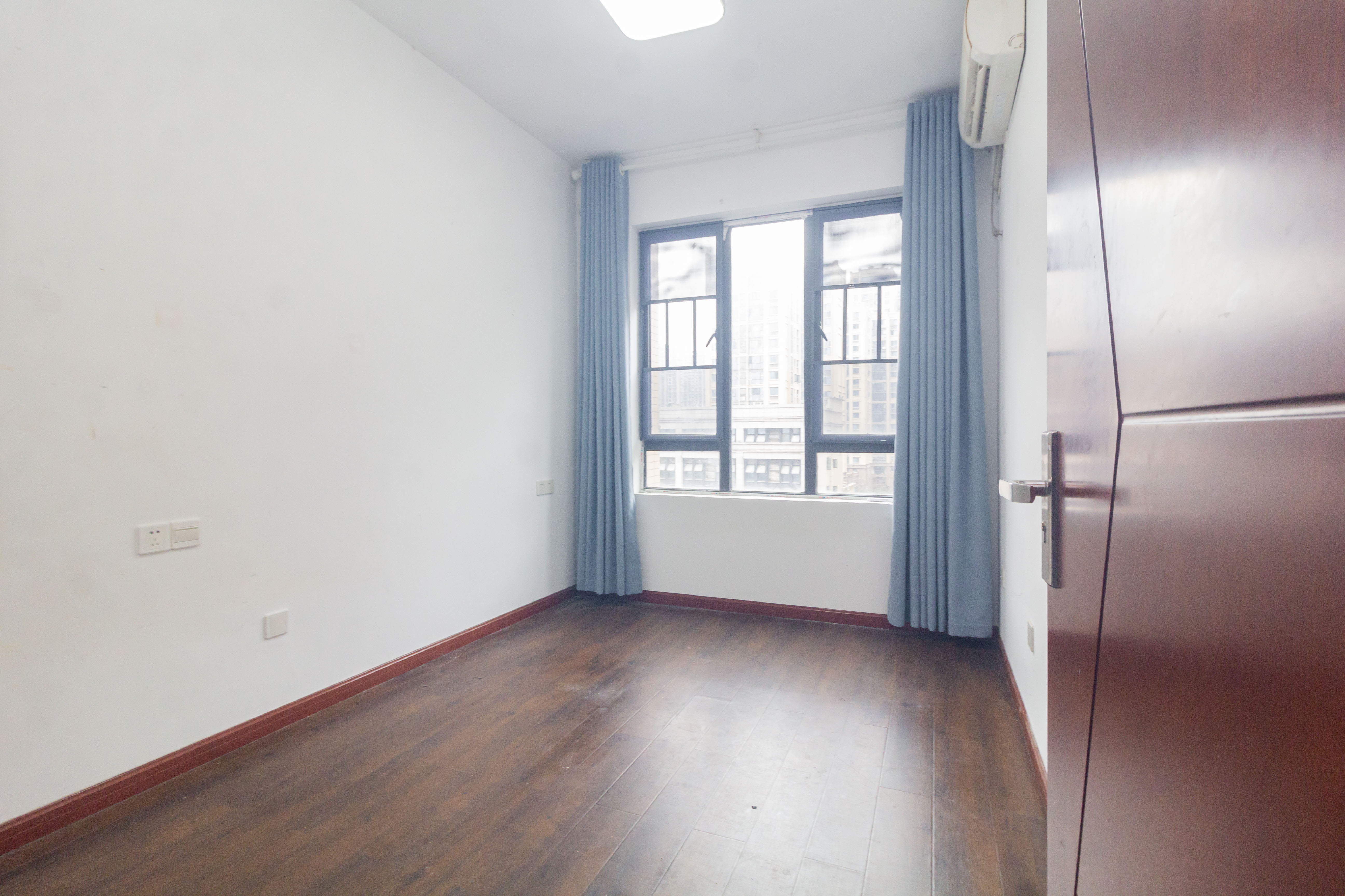 长房东云台 4室2厅2卫 153.8万 长房东云台 4室2厅2卫 153.8万卧室