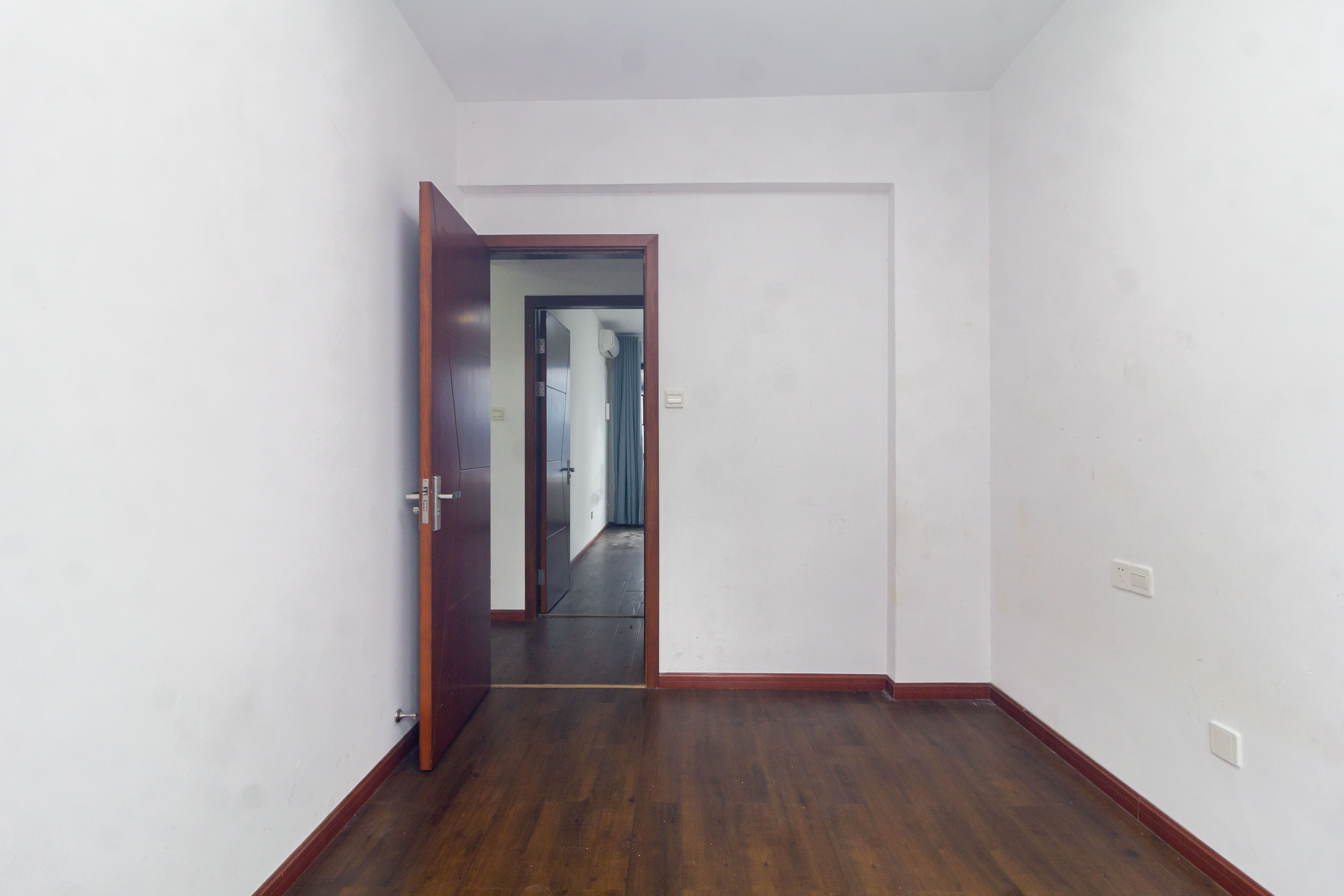 长房东云台 4室2厅2卫 153.8万 长房东云台 4室2厅2卫 153.8万卧室