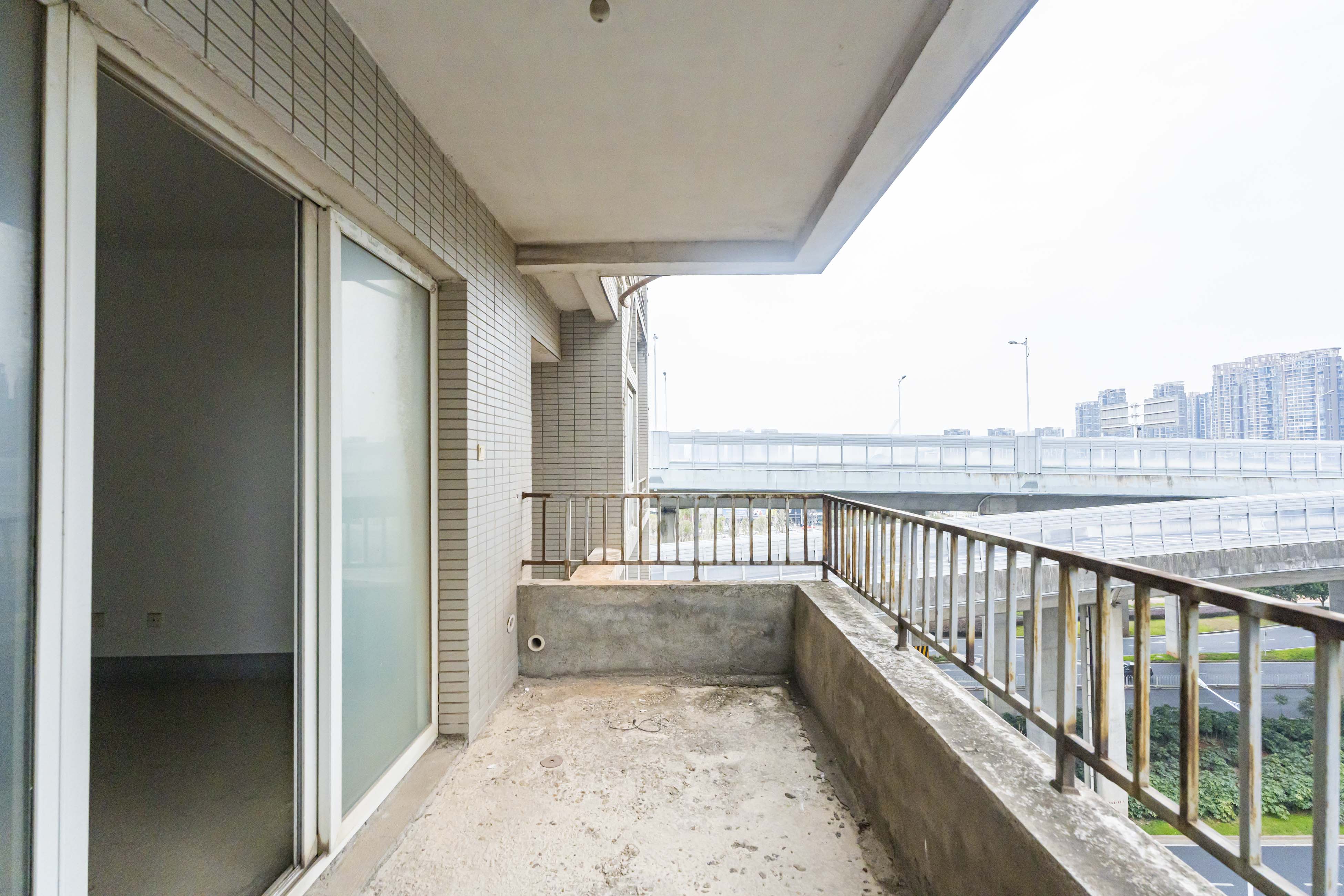 月湖兰庭  3室2厅2卫   102.00万阳台