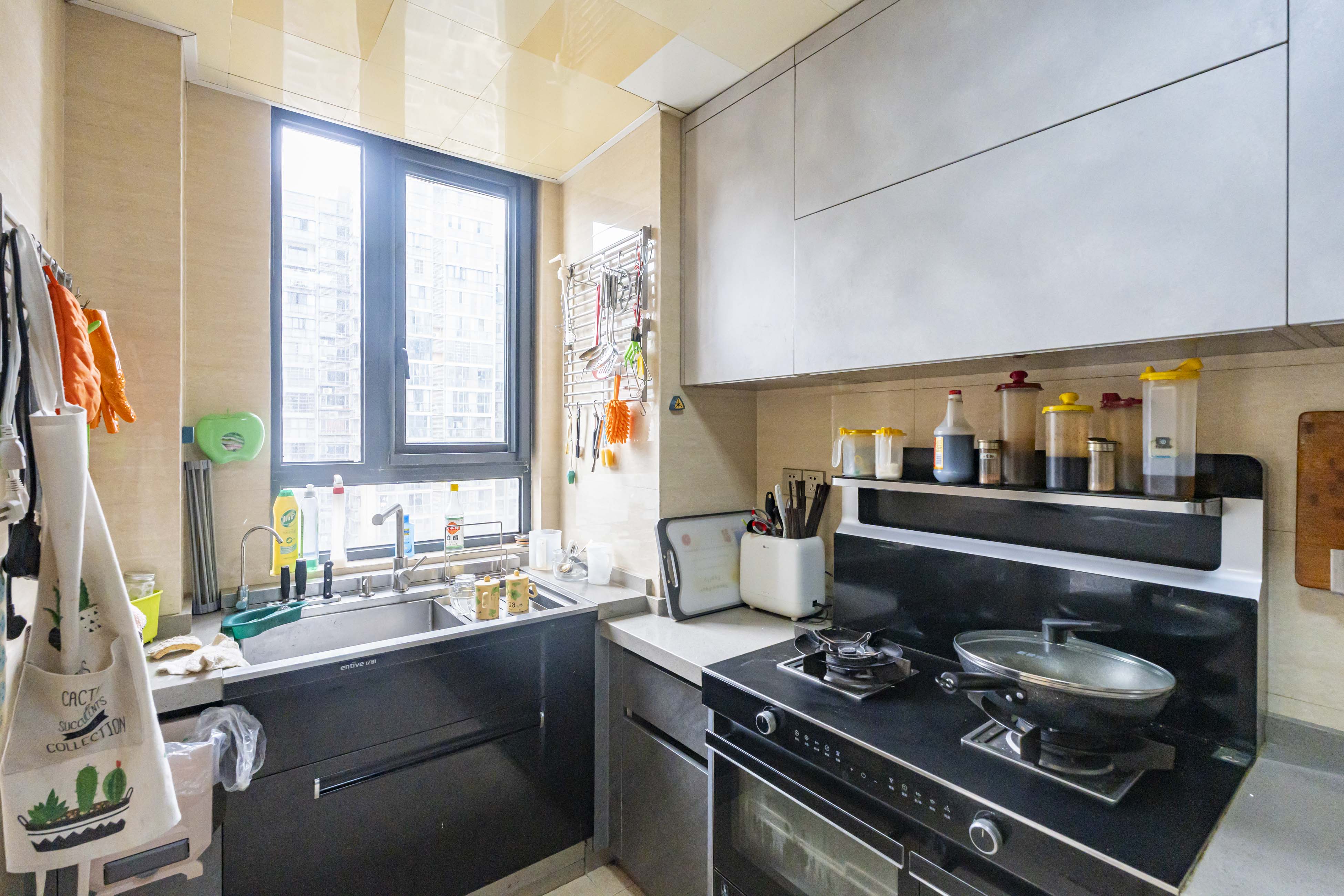 藏珑湖上国际花园  3室2厅2卫    145.0万厨房