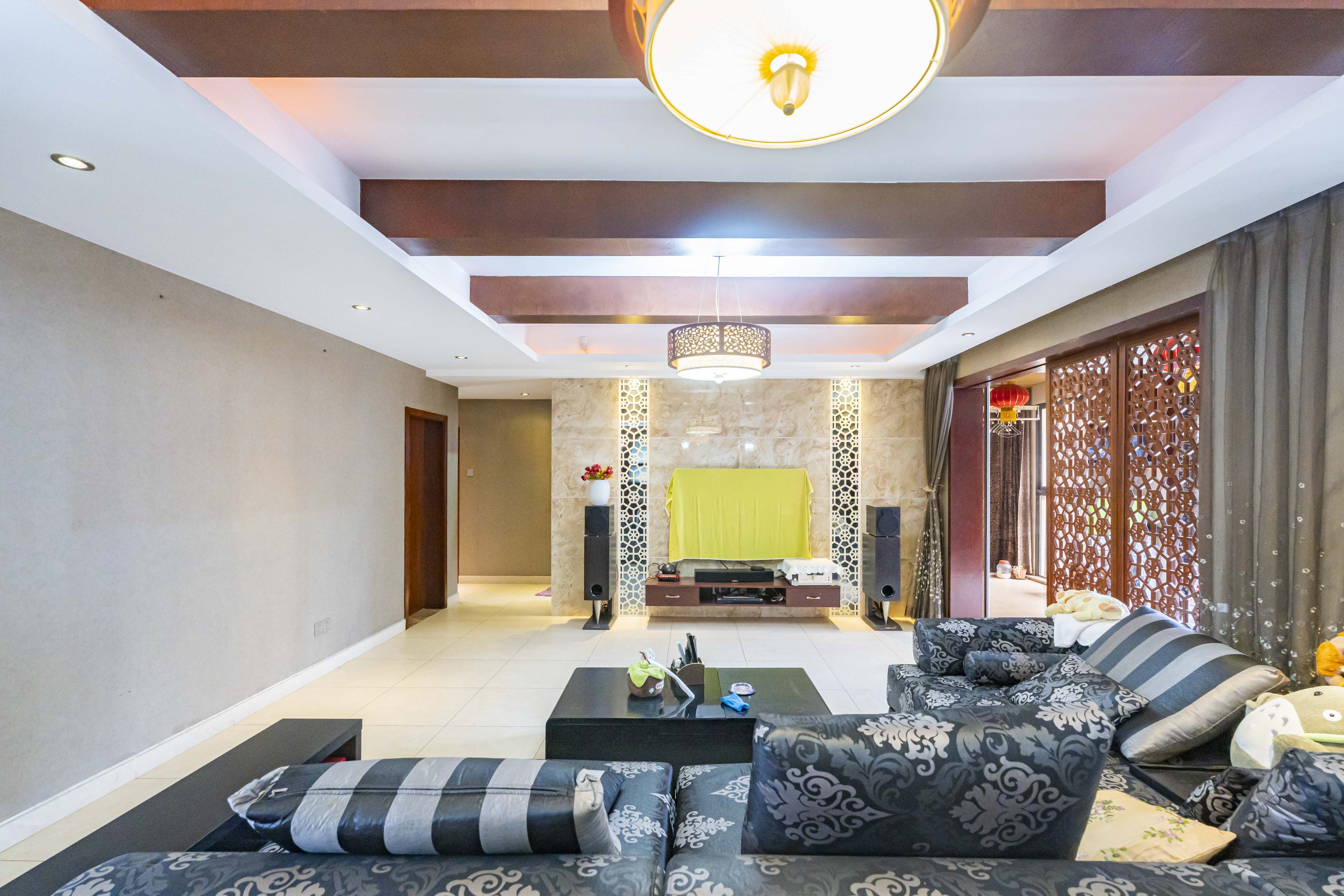 藏珑湖上国际花园  3室2厅2卫    145.0万 藏珑湖上国际花园  3室2厅2卫    145.0万客厅