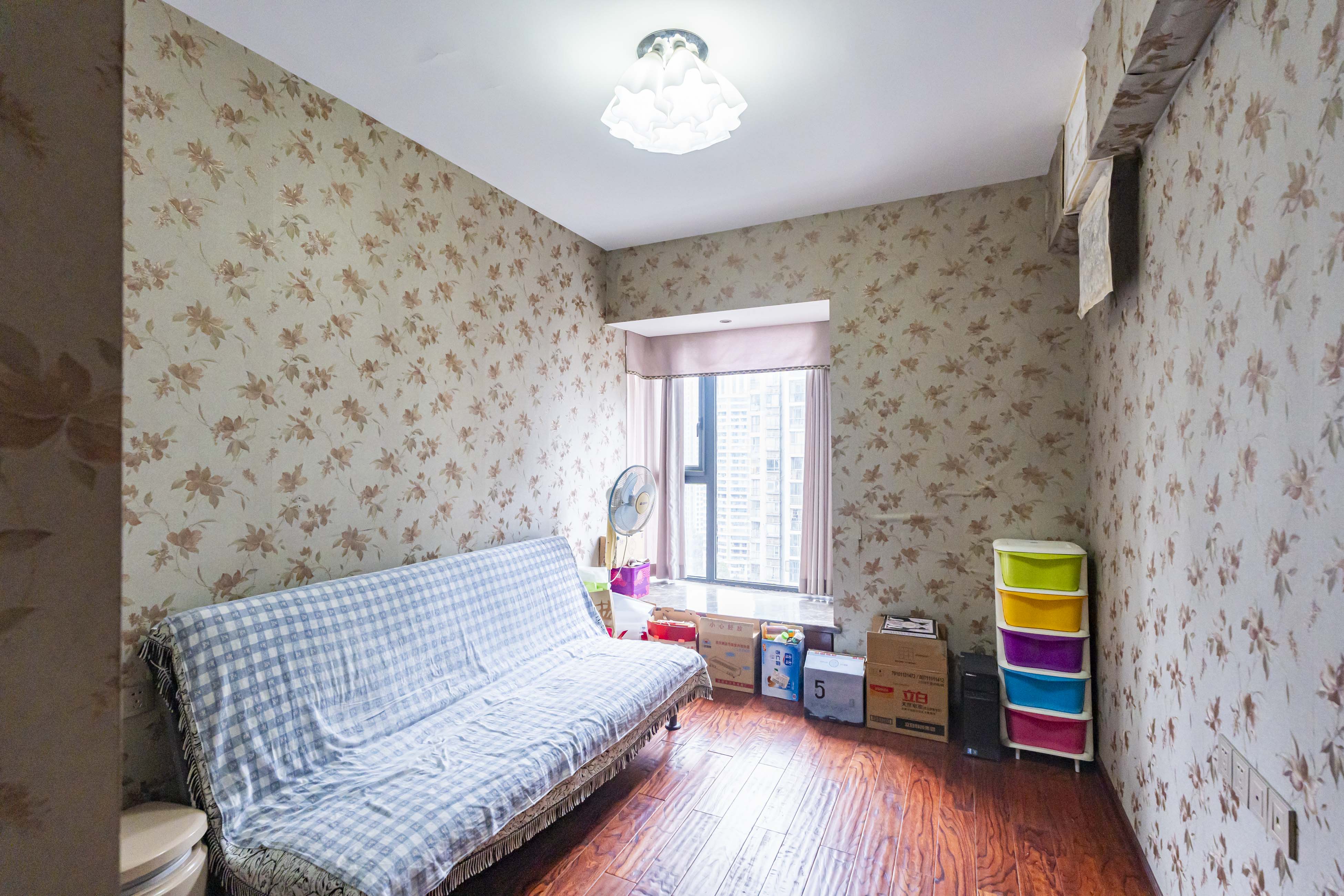 藏珑湖上国际花园  3室2厅2卫    145.0万 藏珑湖上国际花园  3室2厅2卫    145.0万卧室