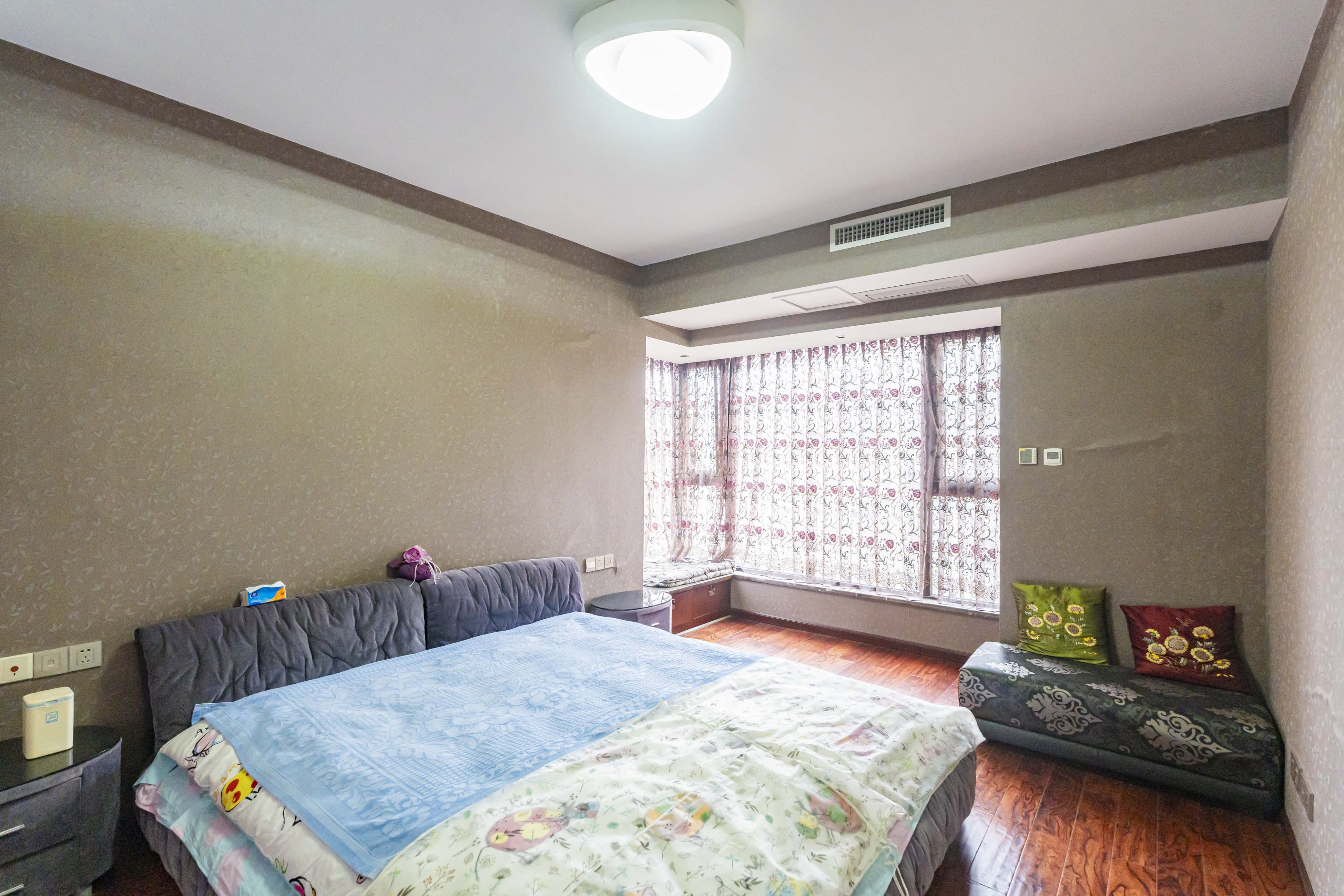 藏珑湖上国际花园  3室2厅2卫    145.0万 藏珑湖上国际花园  3室2厅2卫    145.0万卧室