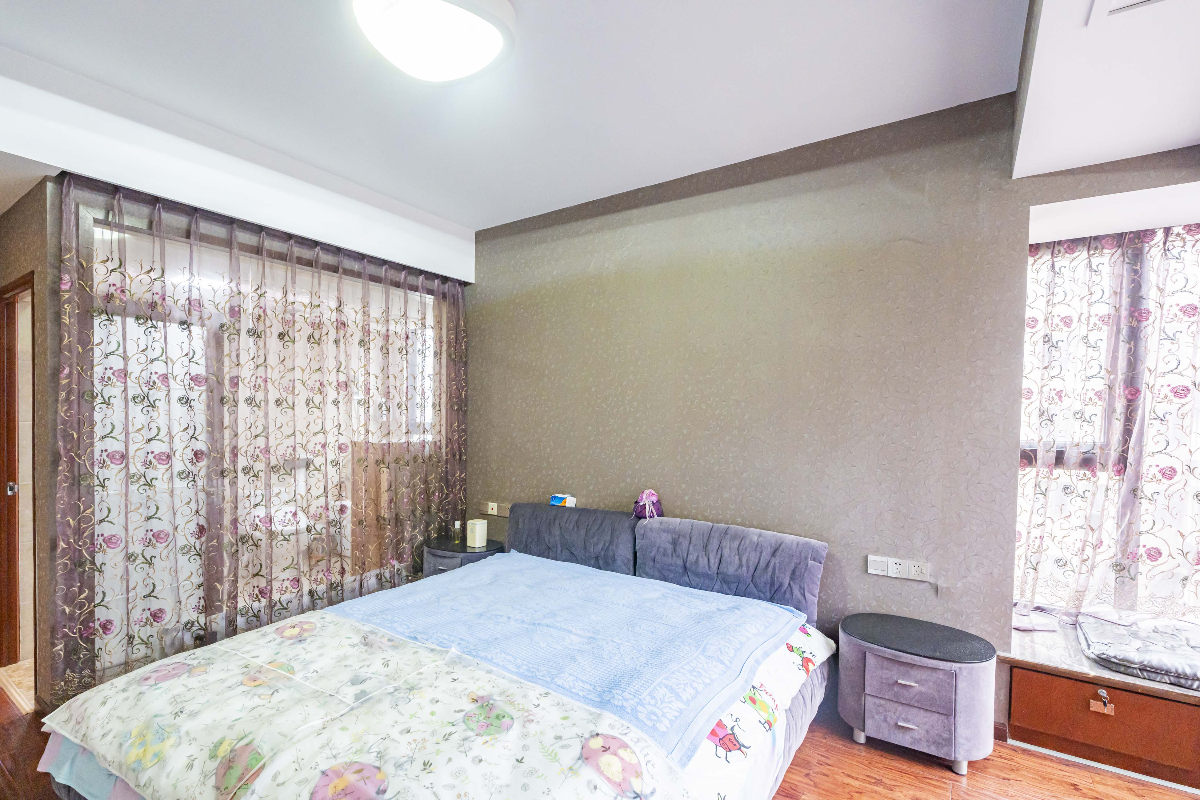 藏珑湖上国际花园  3室2厅2卫    145.0万卧室