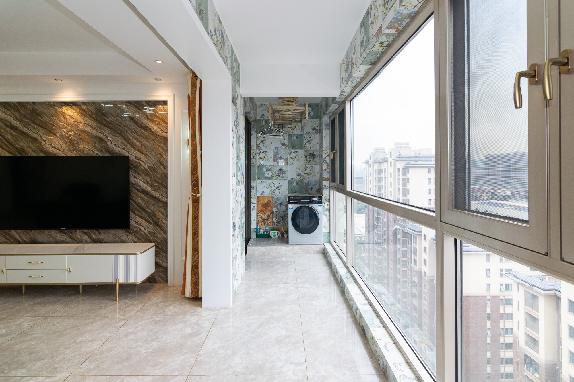 大汉汉园  5室2厅2卫    119.8万 大汉汉园  5室2厅2卫    119.8万阳台