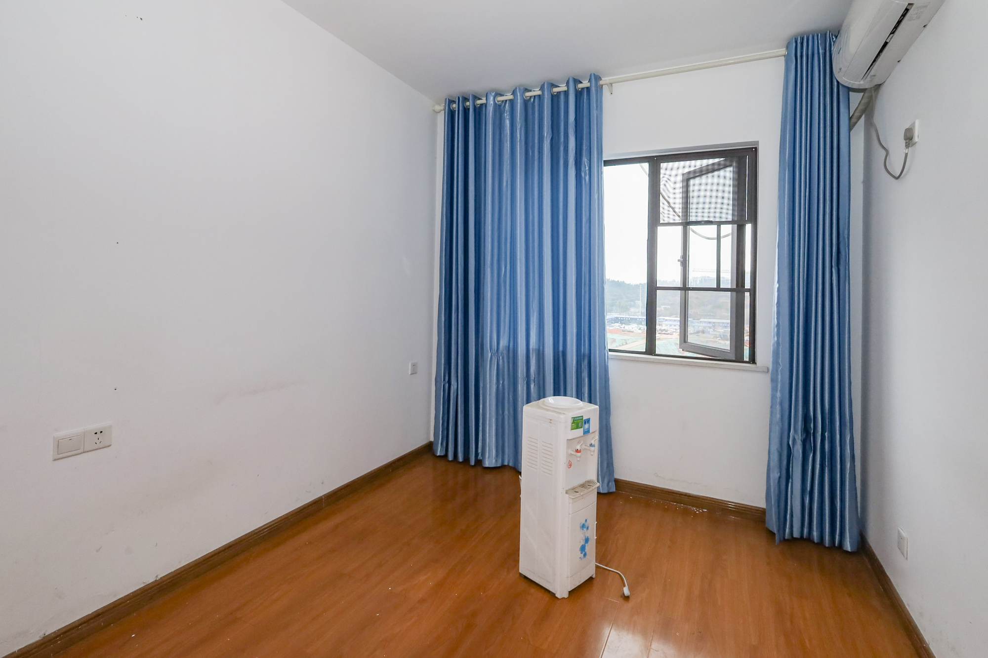 钰龙天下二期(钰龙佳园) 5室2厅2卫 236.0万 钰龙天下二期(钰龙佳园) 5室2厅2卫 236.0万卧室