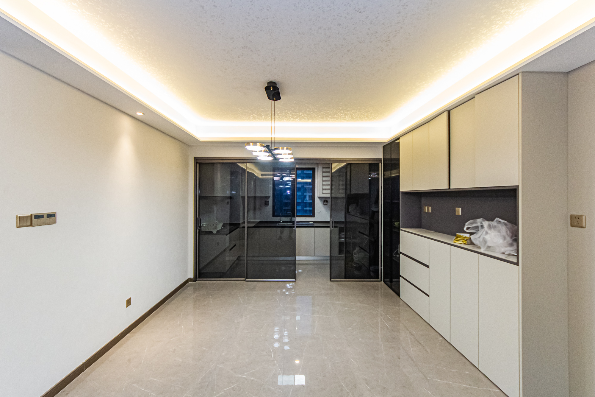 龙湖春江天玺 4室2厅2卫 198.0万 龙湖春江天玺 4室2厅2卫 198.0万客厅