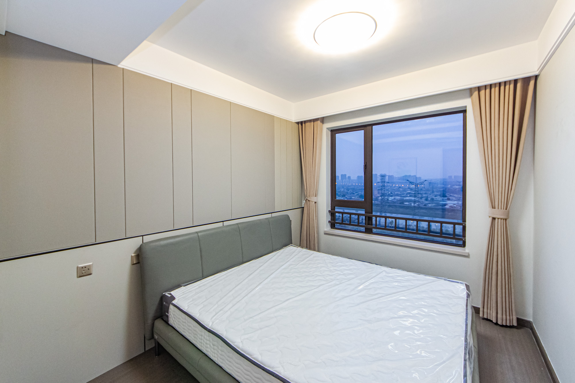 龙湖春江天玺 4室2厅2卫 198.0万 龙湖春江天玺 4室2厅2卫 198.0万卧室