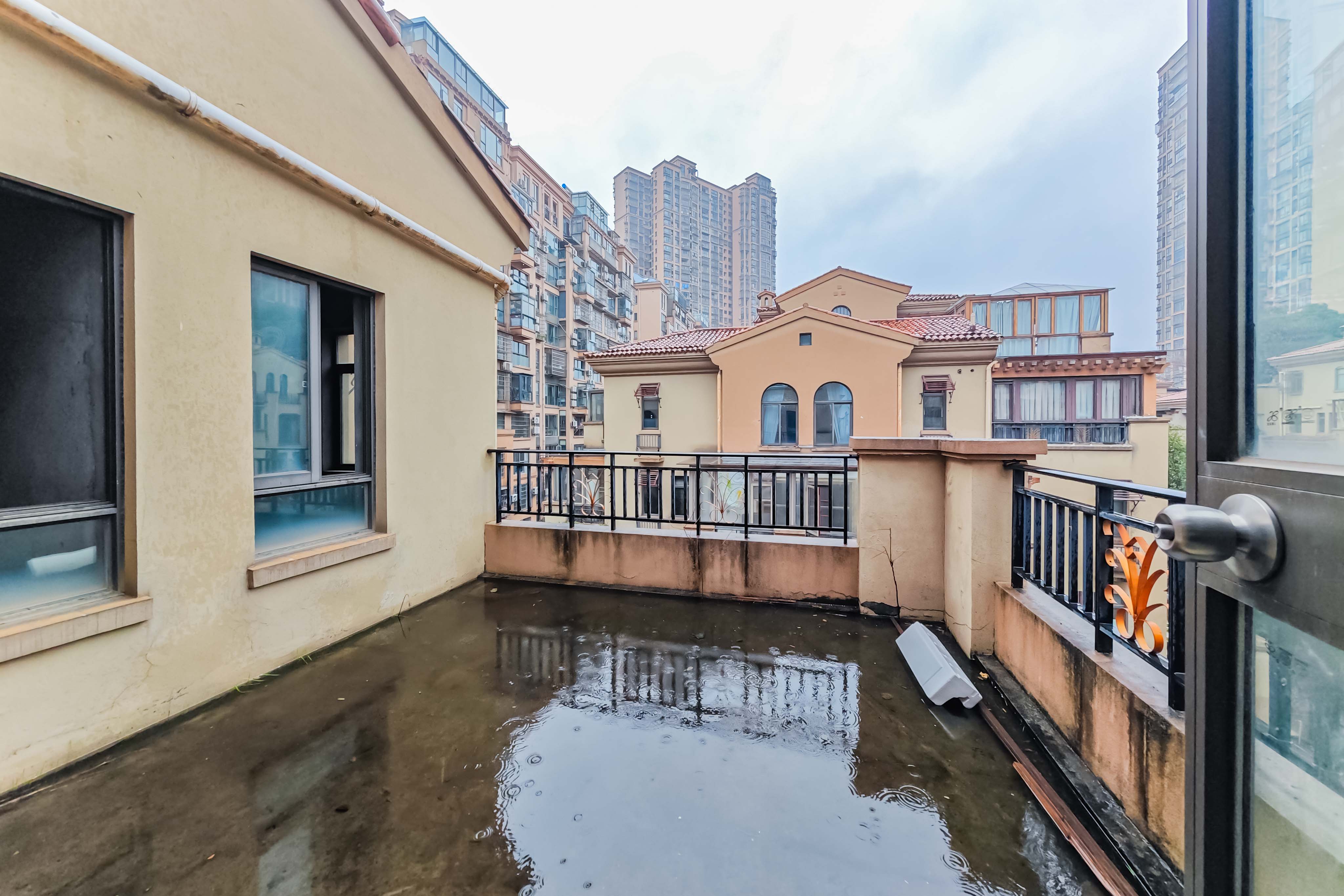 中城丽景香山园  5室2厅3卫   330.00万其他