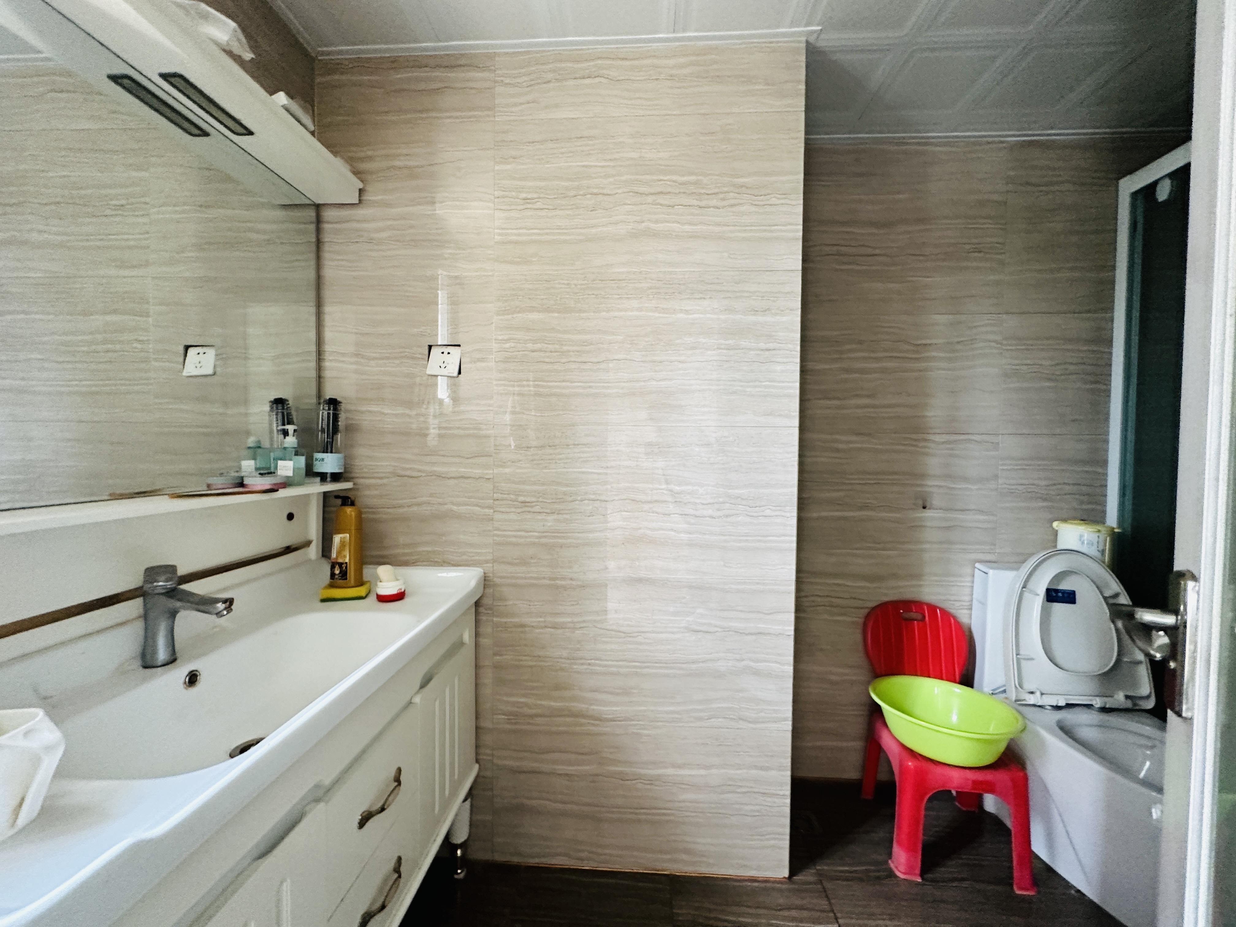 美舍苑 4室2厅2卫 165.0万 美舍苑 4室2厅2卫 165.0万卫生间